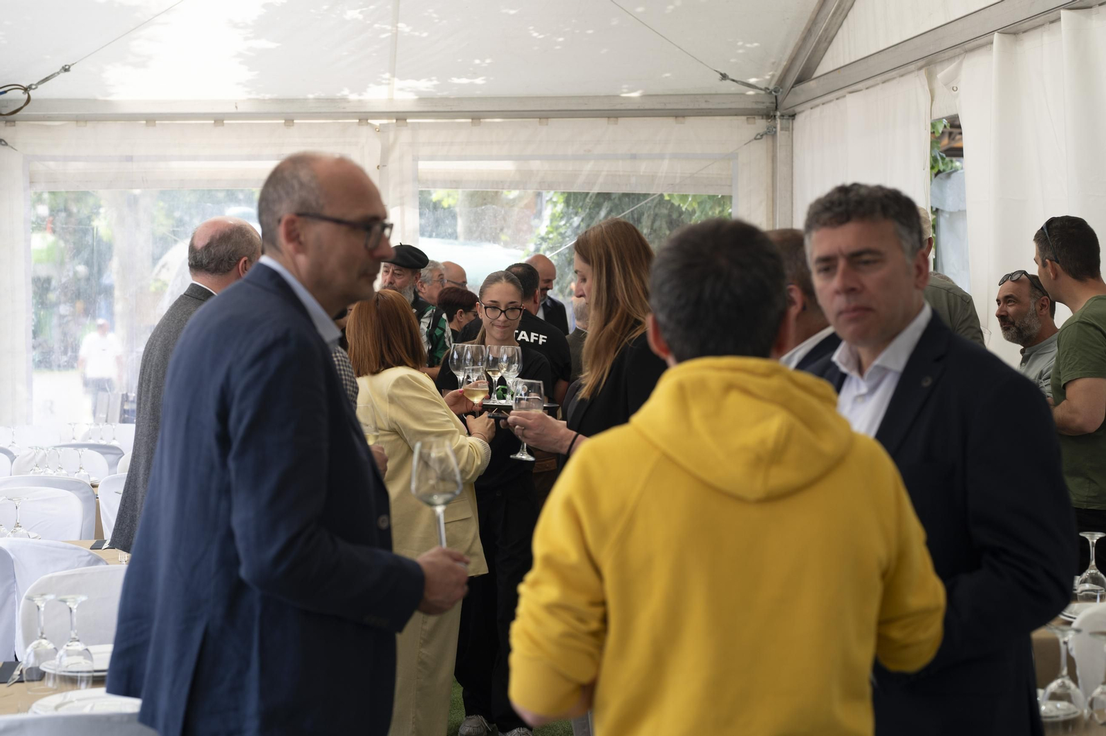 Ambiente festivo, brindis y degustaciones en el recinto de la Alameda de Ribadavia durante la celebración de la 63ª Feira do Viño do Ribeiro