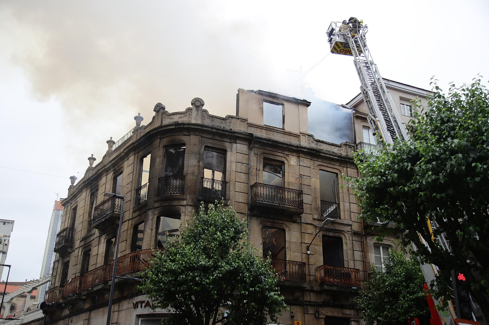 Así fue el voraz fuego que calcinó un edificio en A Ponte.