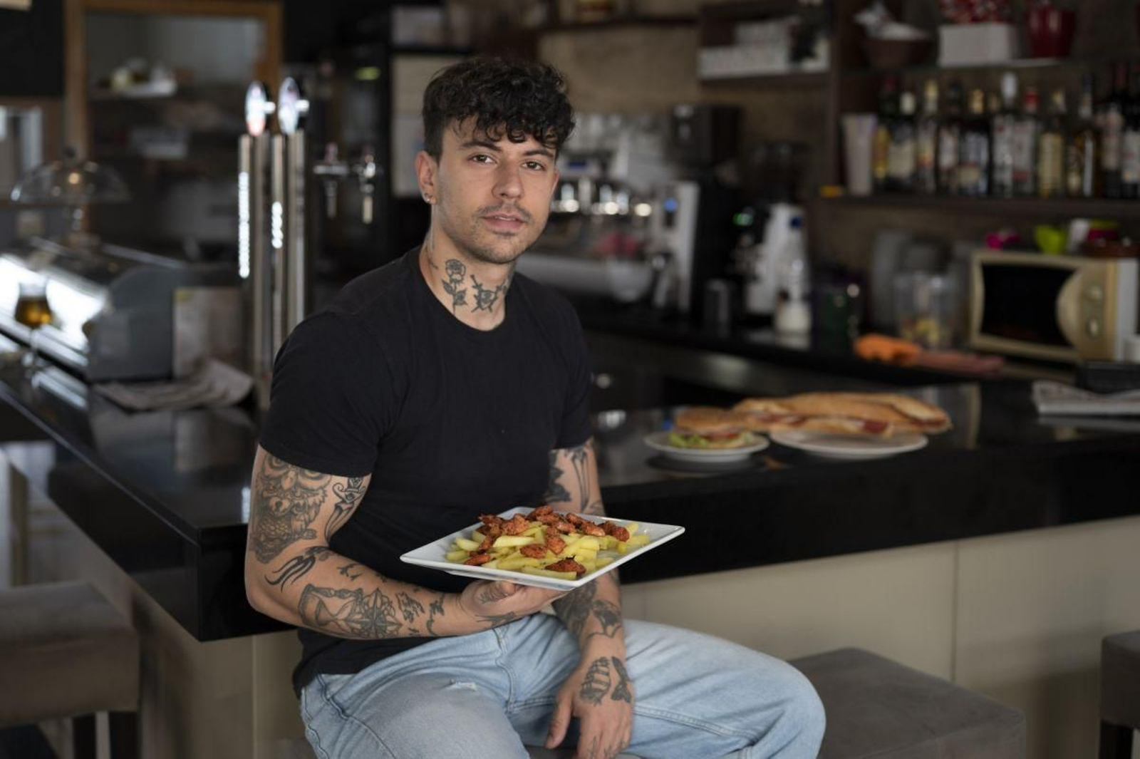 Cristian Barros con uno de los platos elaborados en O Pincho, Maceda.