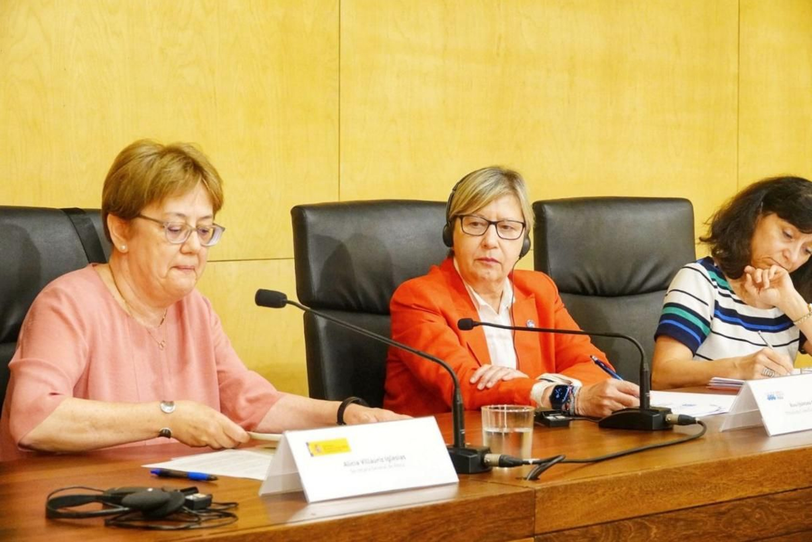 Alicia Villauriz, Rosa Quintana y Charlina Vitcheva, durante su encuentro ayer en Vigo.