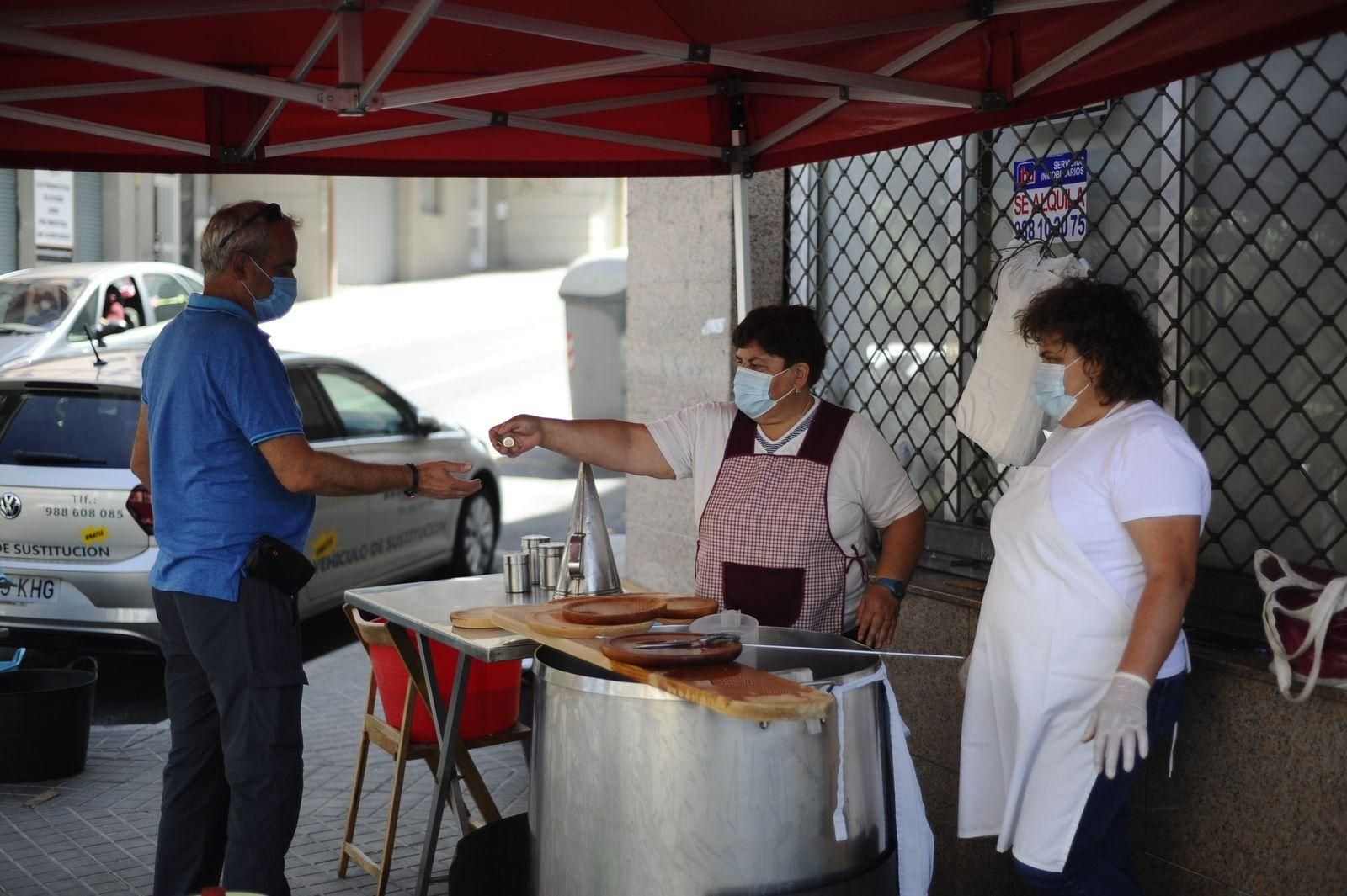 Las pulpeiras ourensanas resisten a la nueva normalidad // FOTO: MARTIÑO PINAL