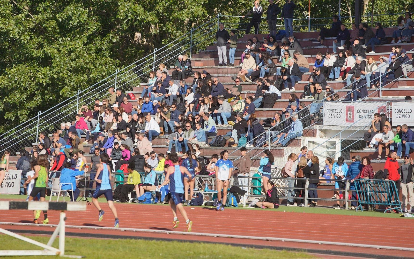 Público siguiendo el Gran Premio Cidade de Vigo de atletismo.
