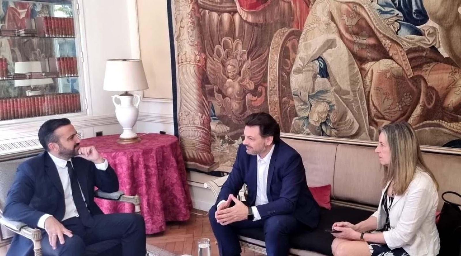 Foto de Archivo. El secretario xeral da Emigración de la Xunta de Galicia, Antonio Rodríguez Miranda con el embajador de España en Uruguay en una reciente visita