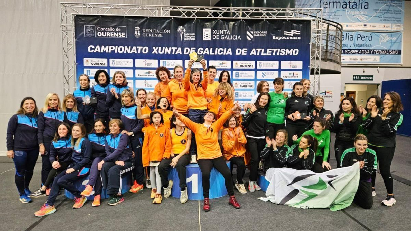 Ceremonia de entrega de premios de la categoría femenina, con la escuadra del CD La Purísima (derecha) en el tercer cajón del podio.