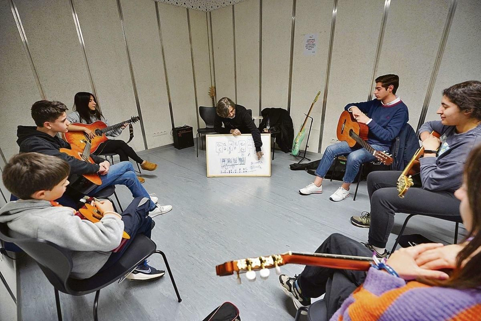 Un grupo de alumnos durante un curso de guitarra en las instalaciones de Vigosónico.