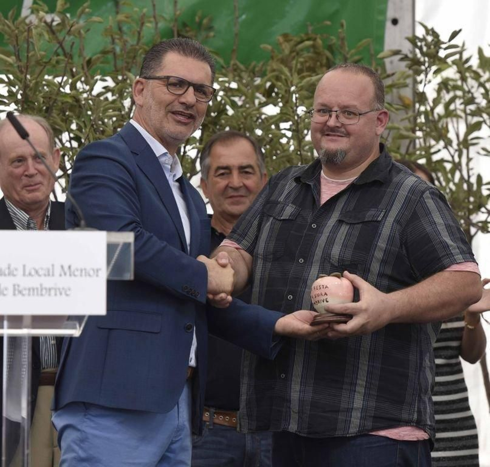 La carpa se quedó pequeña para la Festa da Sidra de Bembrive, que ayer vivió el día grande con reparto de premios.