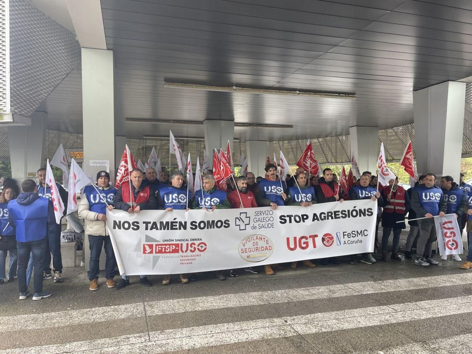 Los vigilantes de seguridad de los centros sanitarios de Galicia, concentrados.