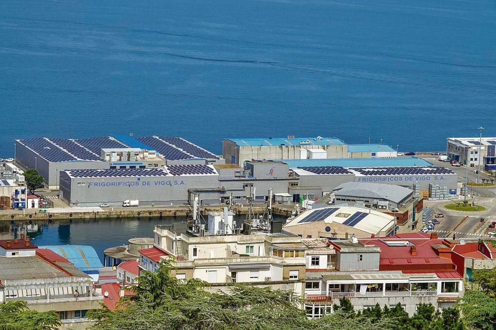 Instalaciones de paneles solares en las cubiertas de empresas que están en el Puerto de Vigo.