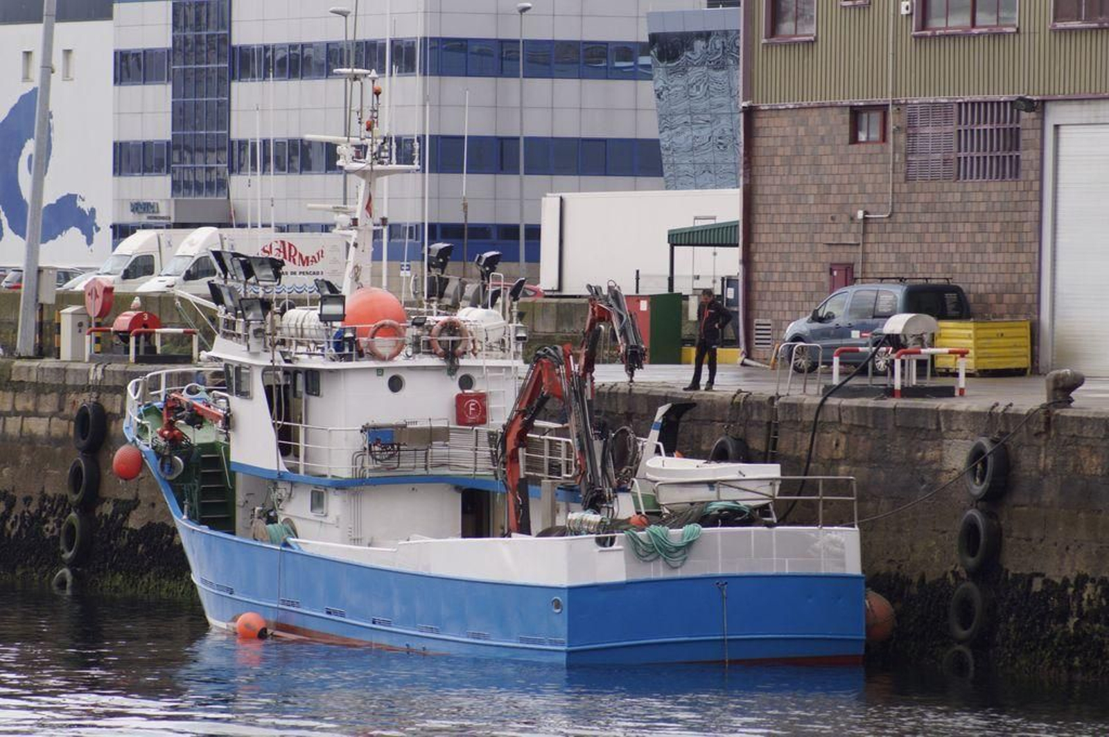 La flota pesquera redujo su actividad de manera drástica y hay muchos barcos parados.