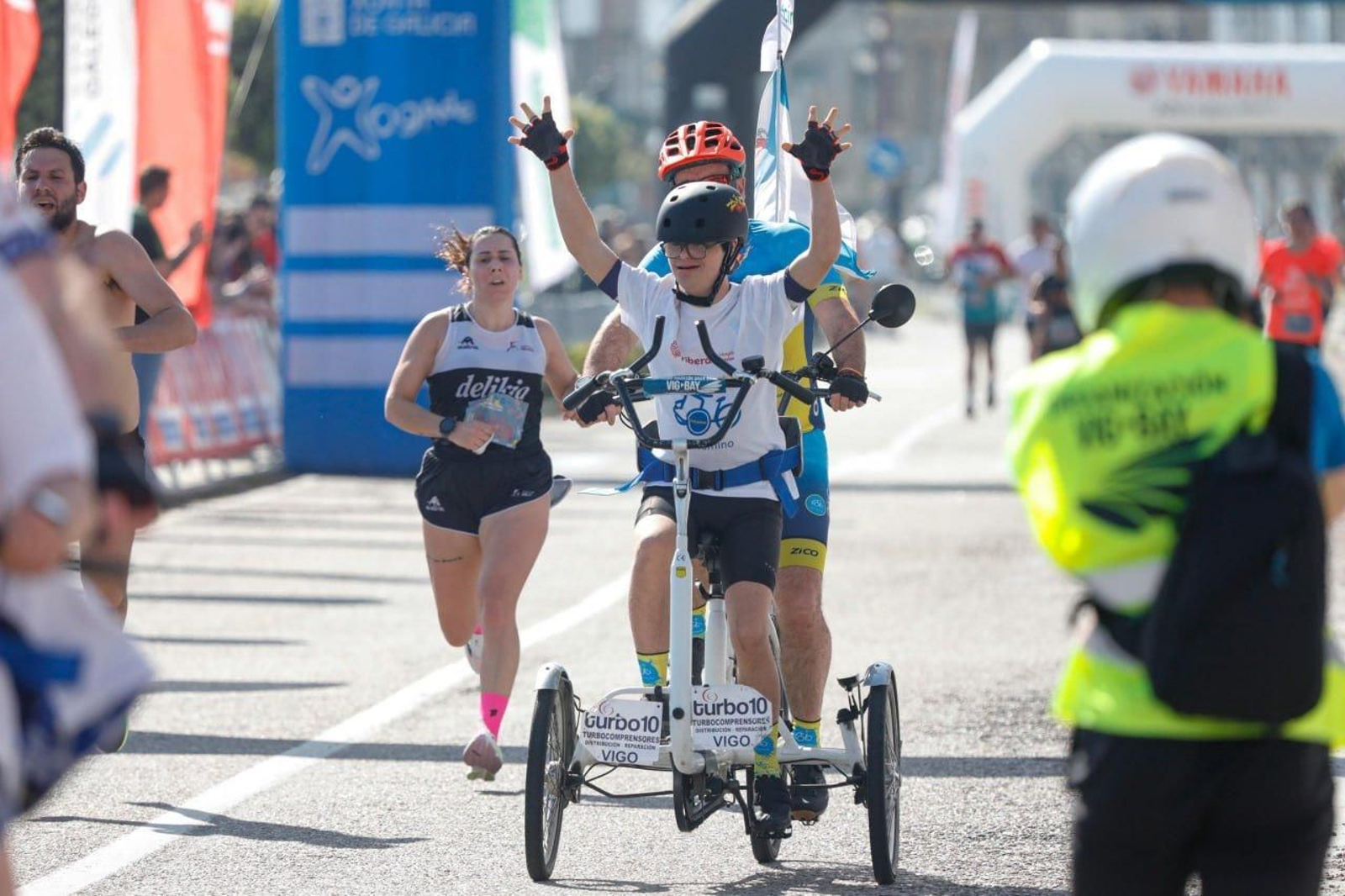 Llegada a la meta de los participantes en la Vig-Bay 2024.