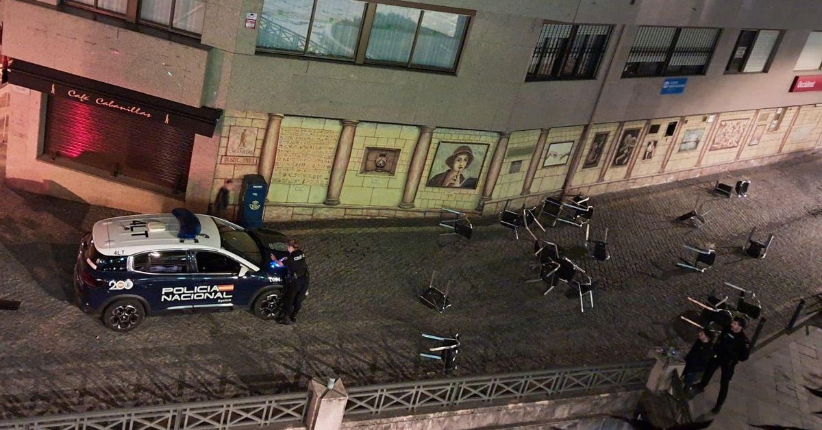 早朝、サンアントニオ広場で男が椅子やテーブルを投げて近隣住民を驚かせた：「彼は非常に動揺していた」