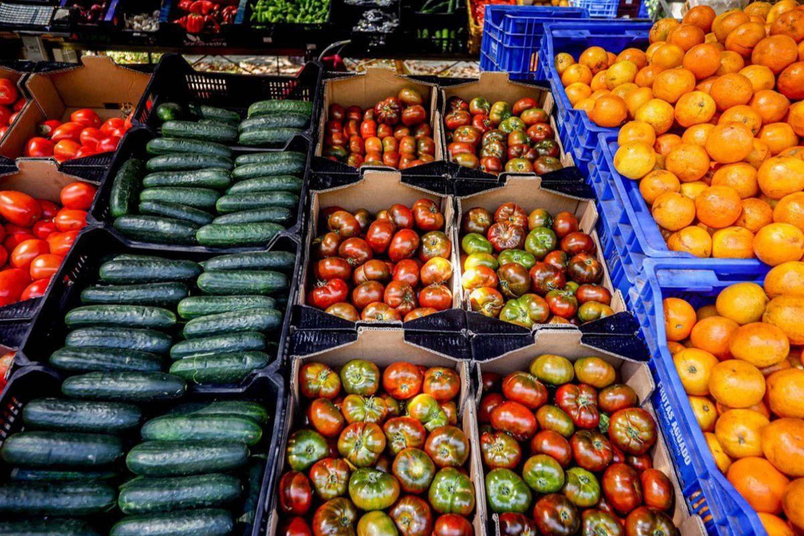Un puesto de frutas y hortalizas en un mercadillo al aire libre de Madrid.