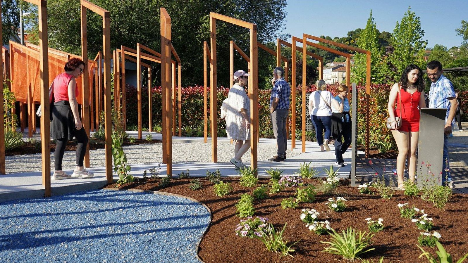 El público no tardó en recorrer los nuevos jardines (foto: Marcos Atrio).