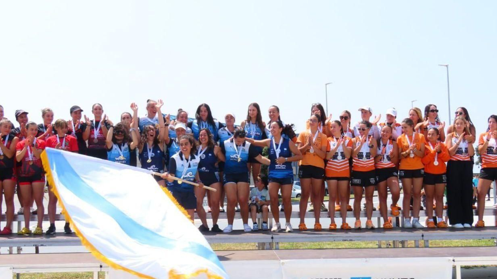As remeiras de Tirán Pereira ondean a bandeira do Campionato Galego obtida onte en Ribeira.