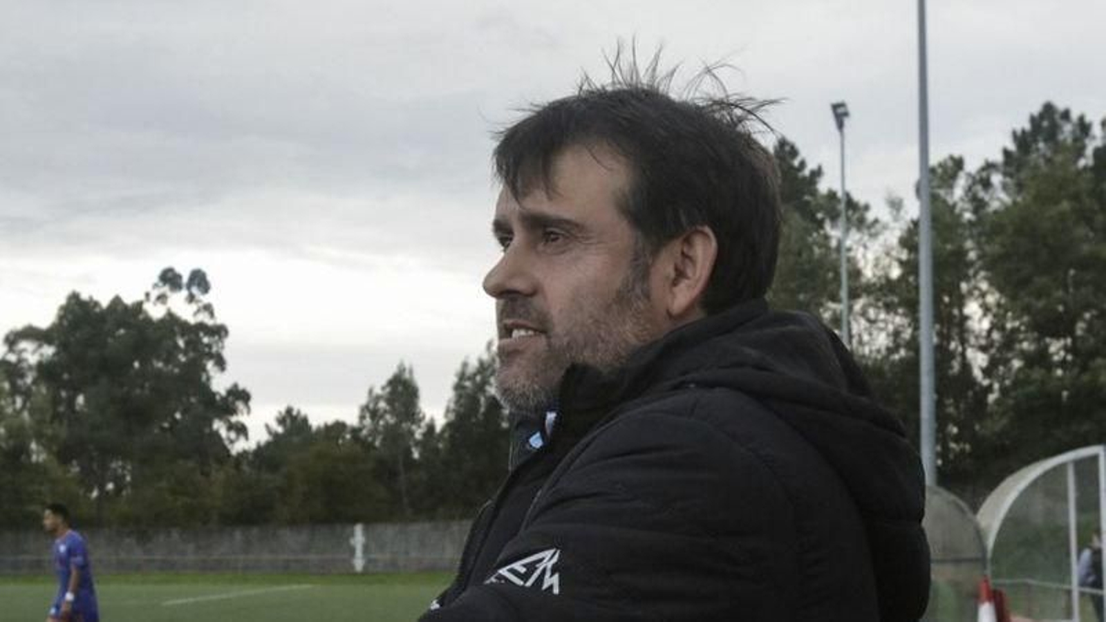 Mindo Surribas, nuevo entrenador del Maside, en el campo de Outeiro Grande.