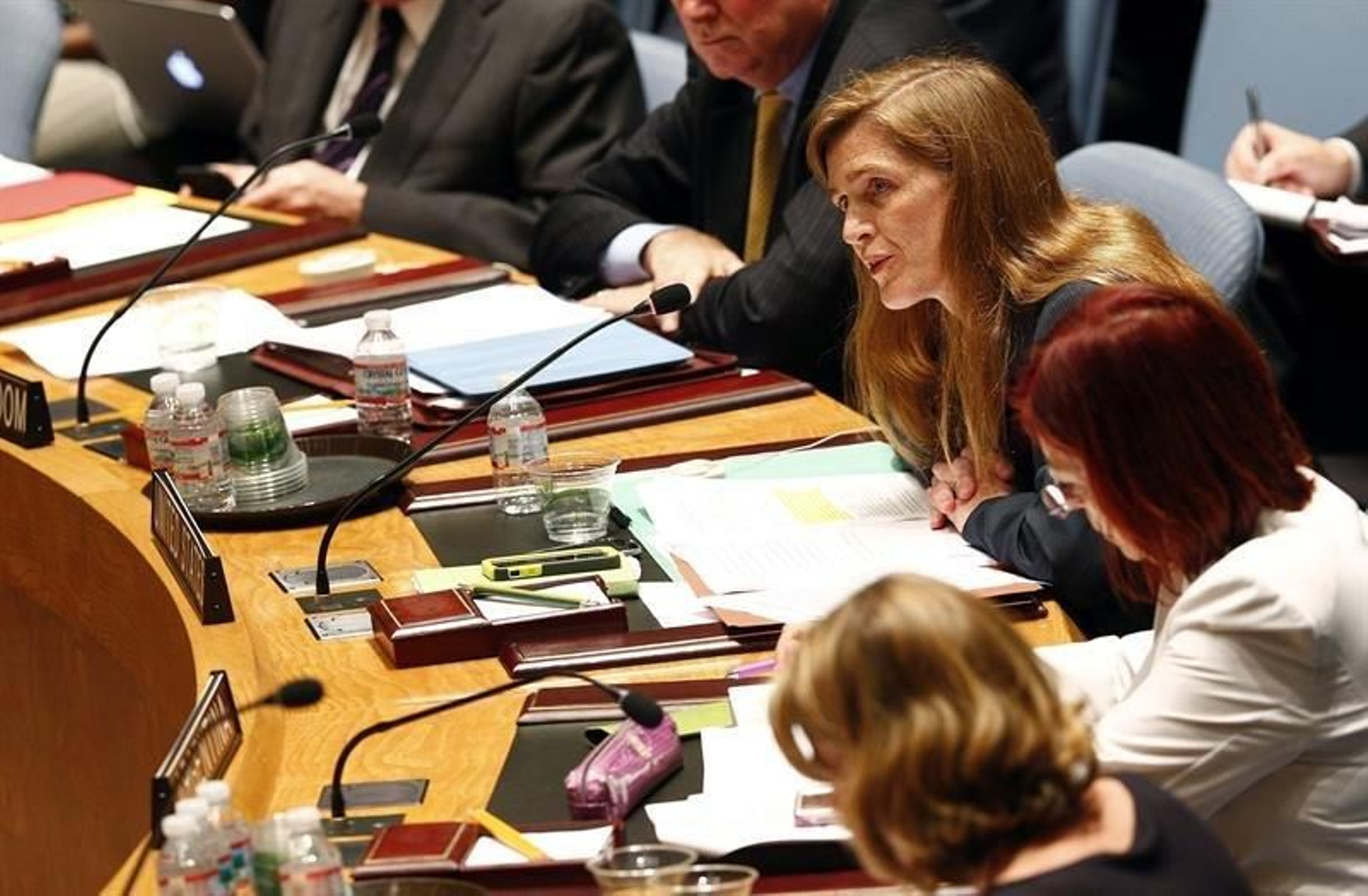 La embajadora estadounidense de EE.UU., Susan Powers (d), comparece en la ONU. (EFE)