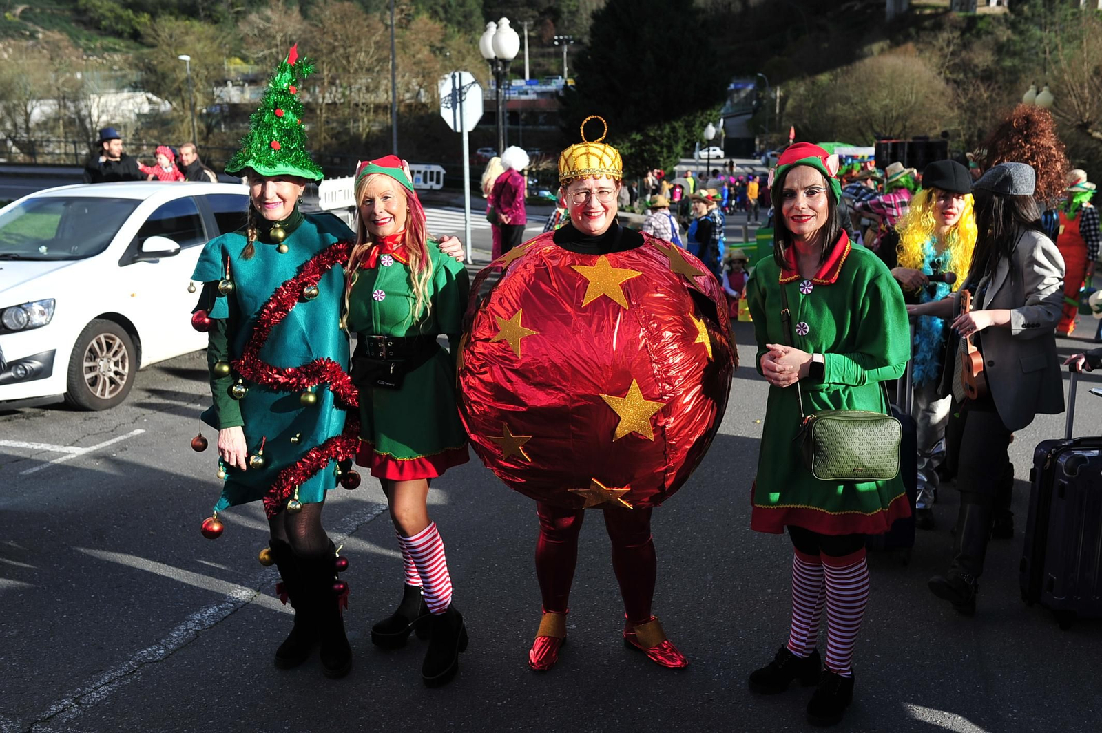 Galería | Color y retranca se pasean por las calles de A Valenzá durante su Martes de Entroido