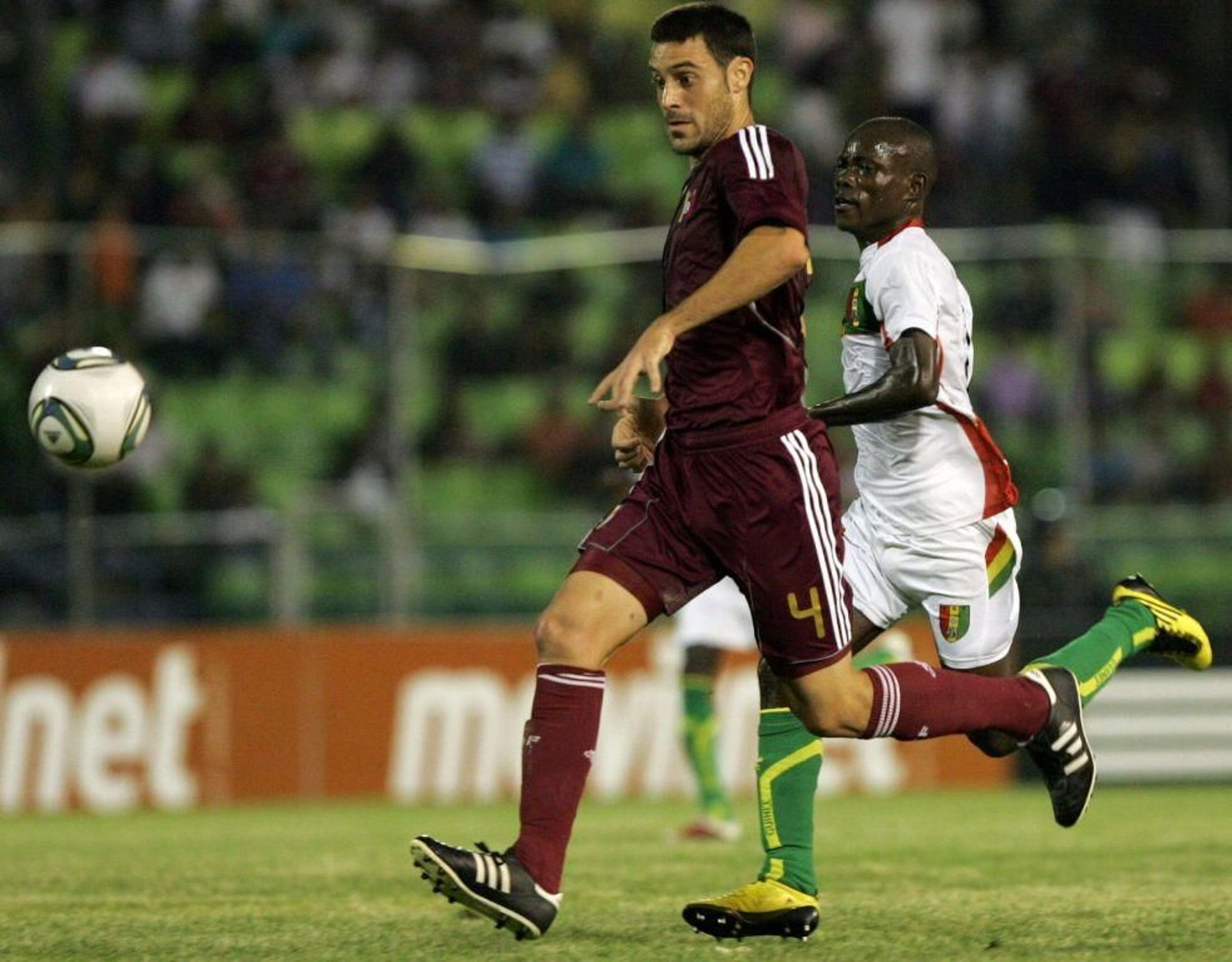 Andrés Túñez persigue el balón durante un partido con la selección de Venezuela.