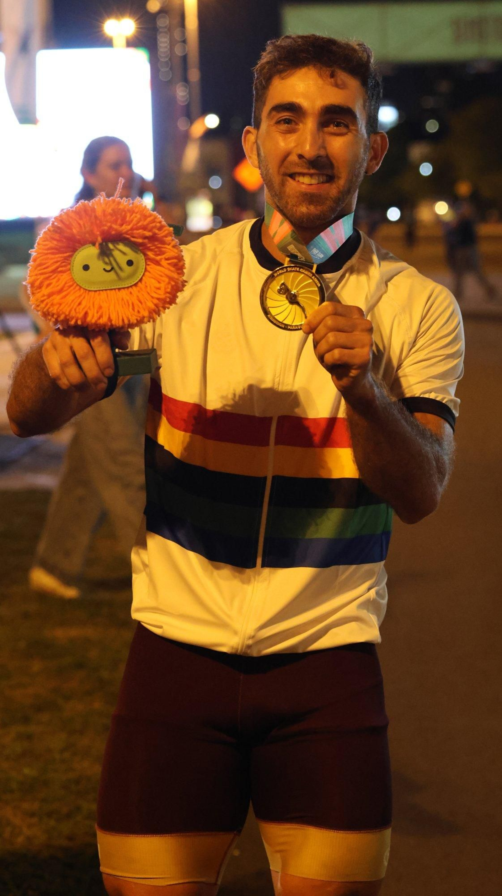 El vigués Chevi Guzmán, con la medalla de oro que conquistó ayer en la especialidad de Vuelta Sprint.