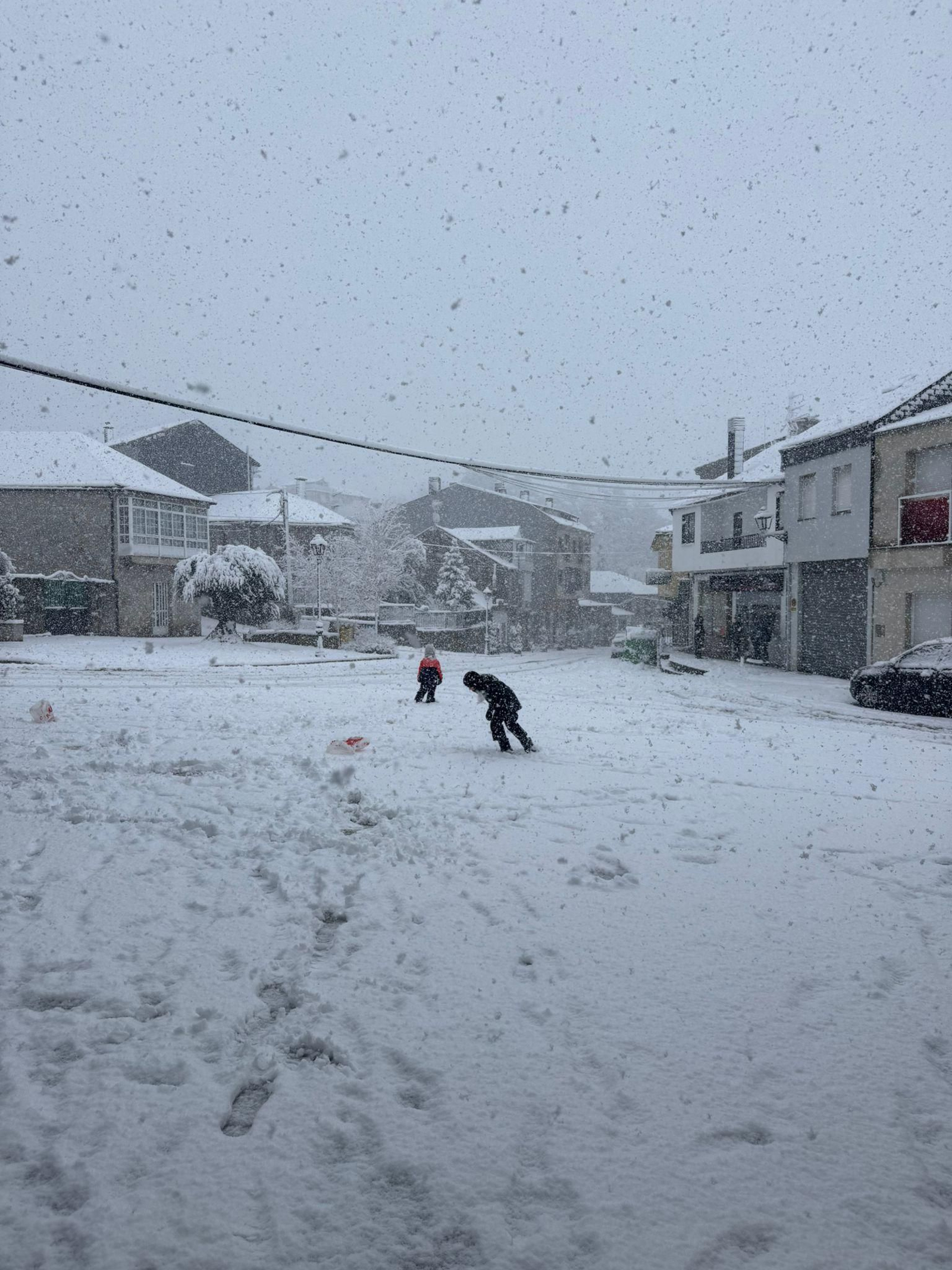 Los niños en A Veiga aprovechan para divertirse jugando en la nieve.