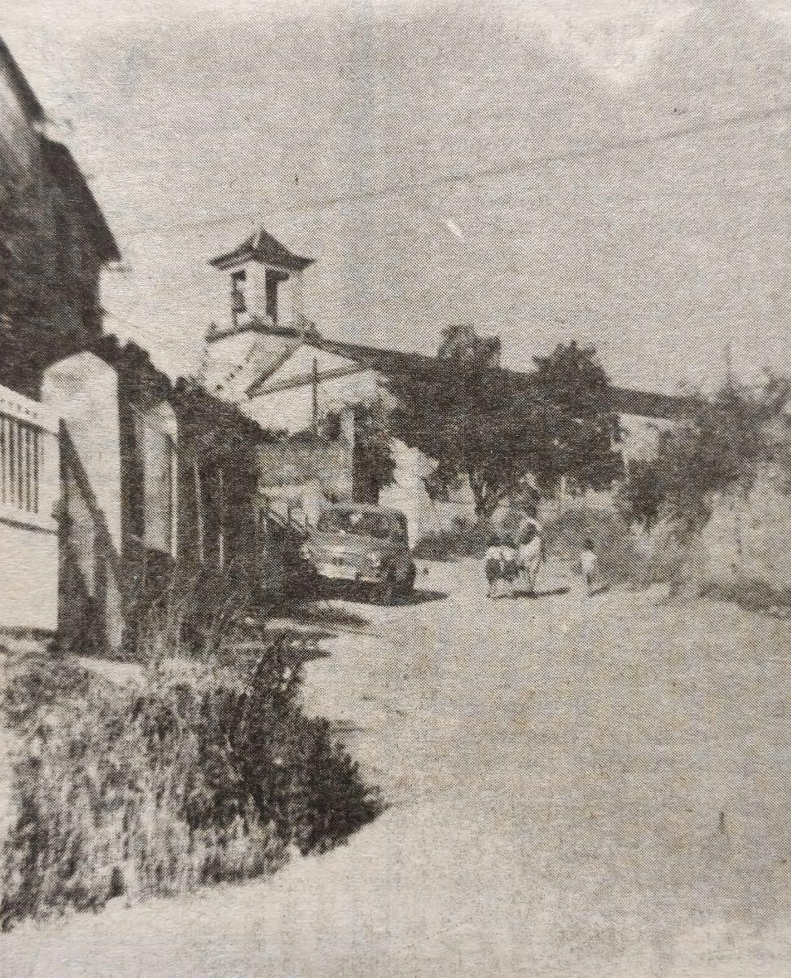 Camino de acceso al templo parroquial de la Asunción.