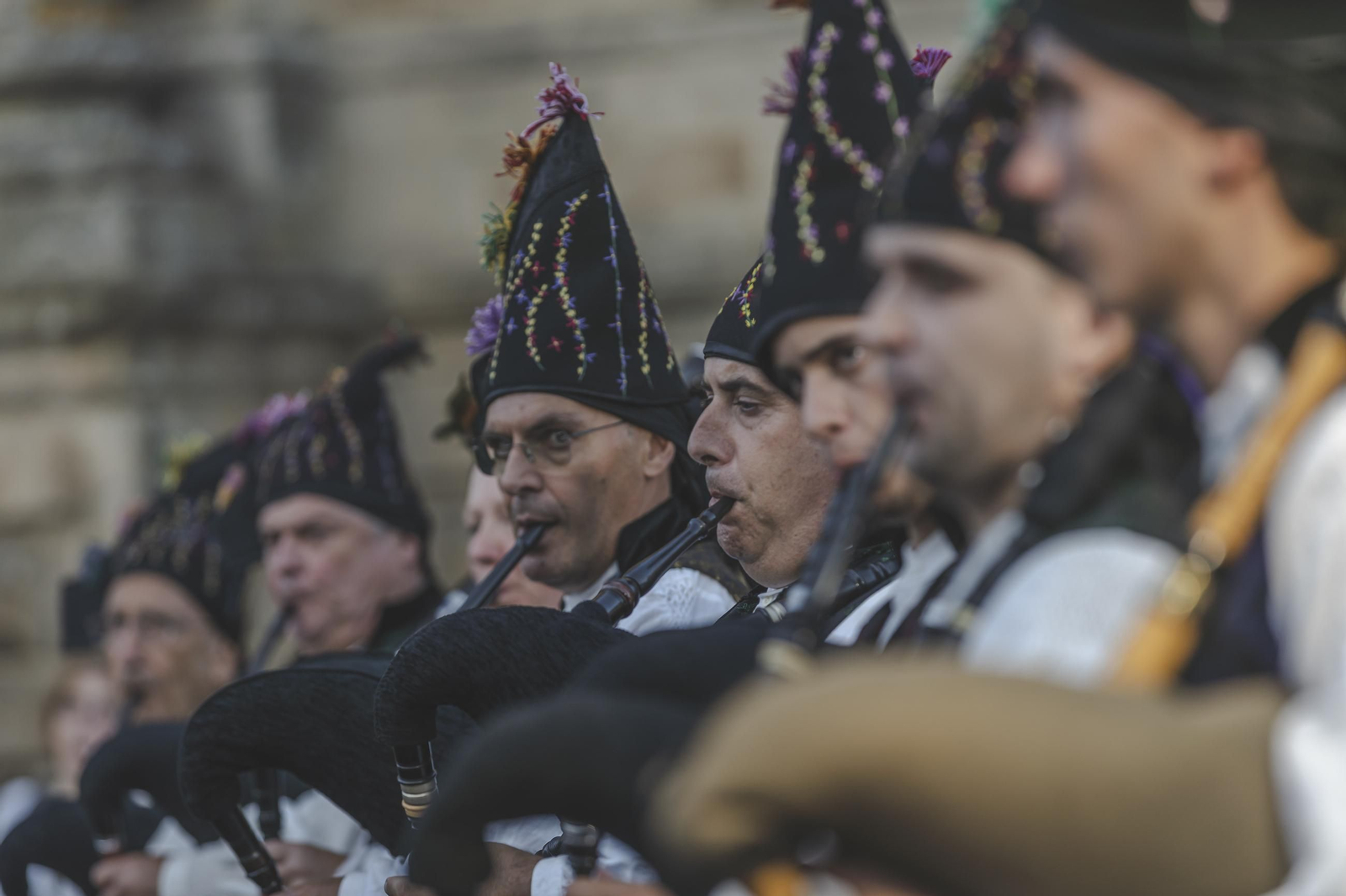 Galería |  Lembranza Ibérica llenó de música las calles de Celanova