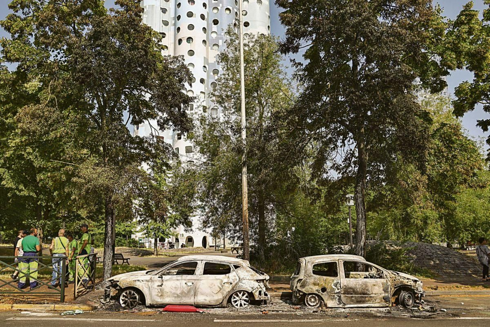 Dos coches calcinados en Nanterre tras los disturbios por el asesinato del joven negro.