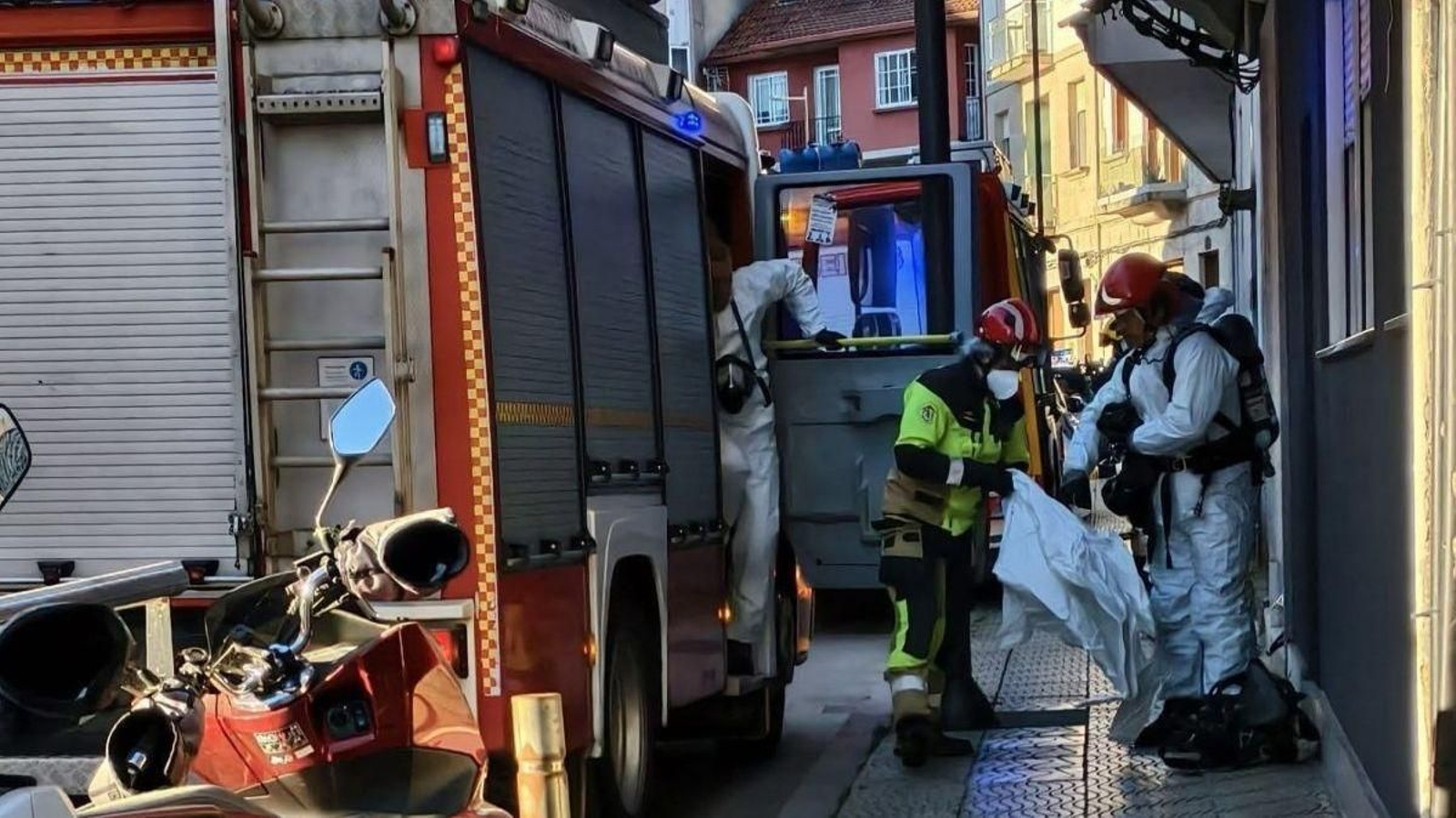 Despliegue en la calle Ramón Cabanillas, próxima a la vivienda de la fallecida.