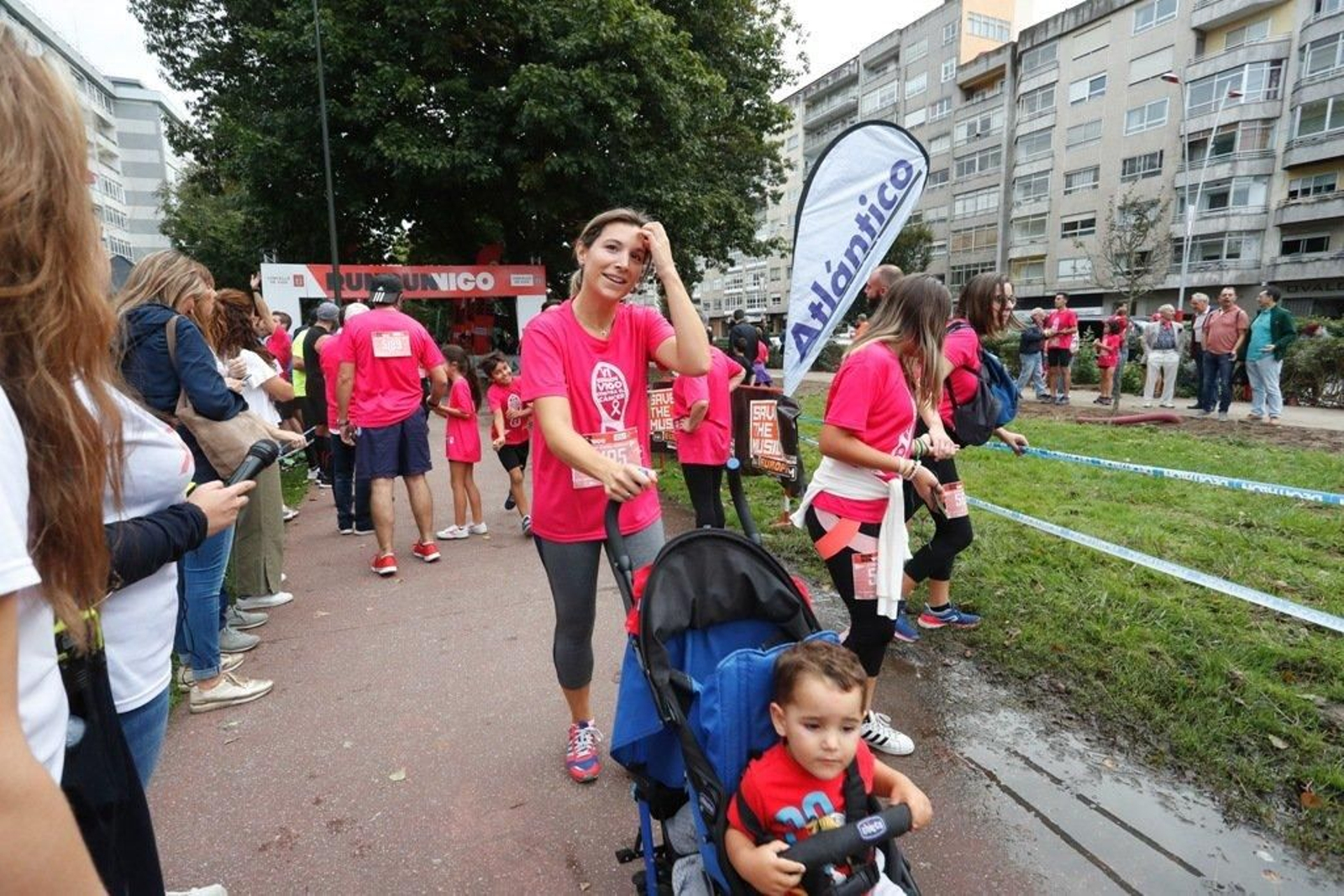 El color rosa abarrotó la Avenida de Castelao - JV Landín 076