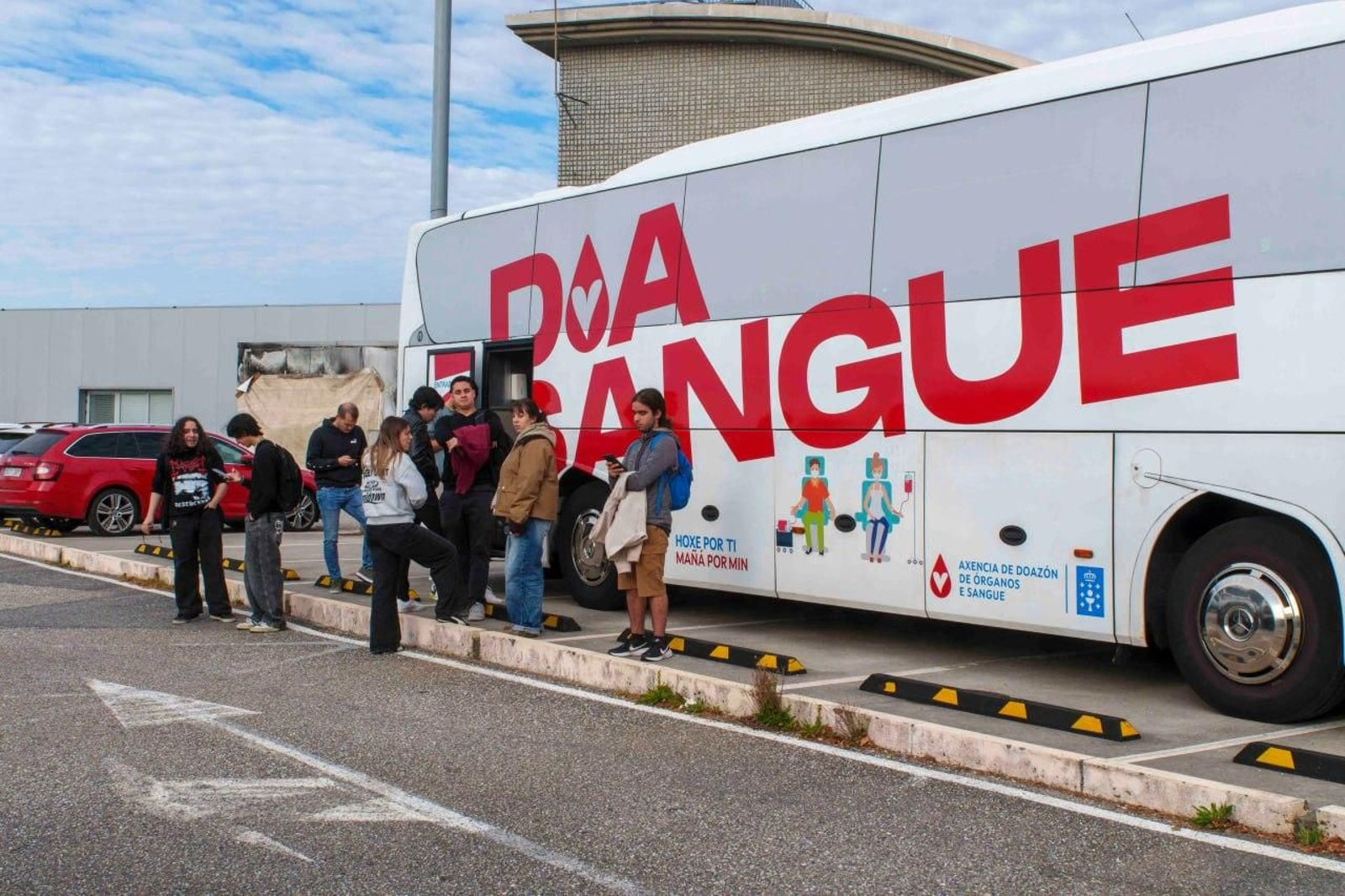 La unidad móvil de ADOS aparcó esta semana junto a la Escuela de Ingeniería Industrial, en el campus vigués.