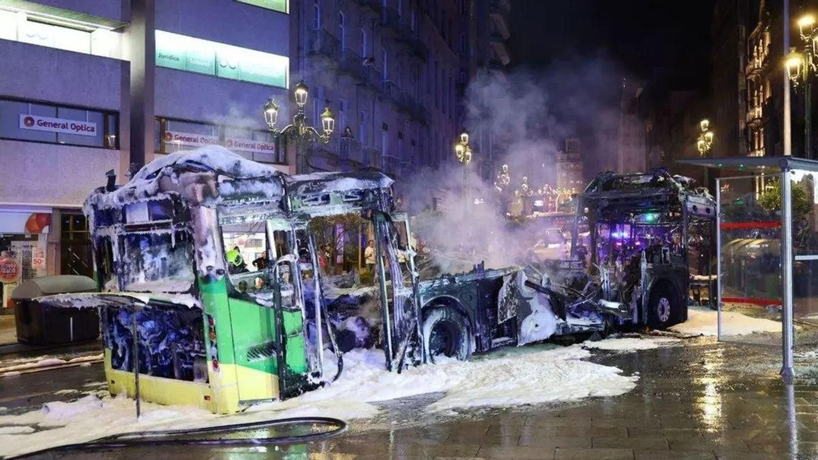 El autobús quedó completamente calcinado en una de las paradas más céntricas y concurridas de la ciudad.