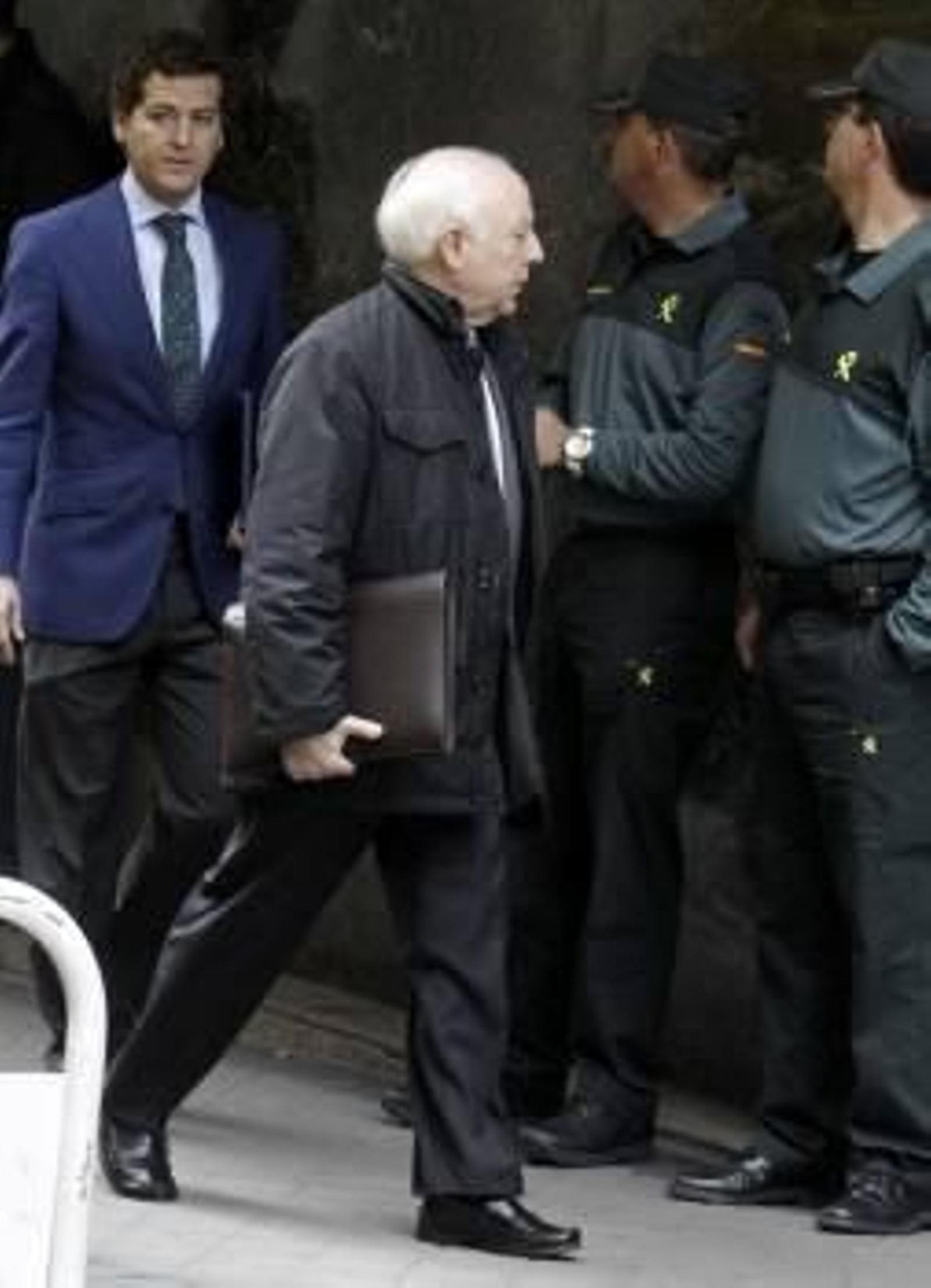 Rodríguez Estrada, en el centro, a su llegada a la Audiencia Nacional acompañado de su abogado. (Foto: FERNANDO ALVARADO)