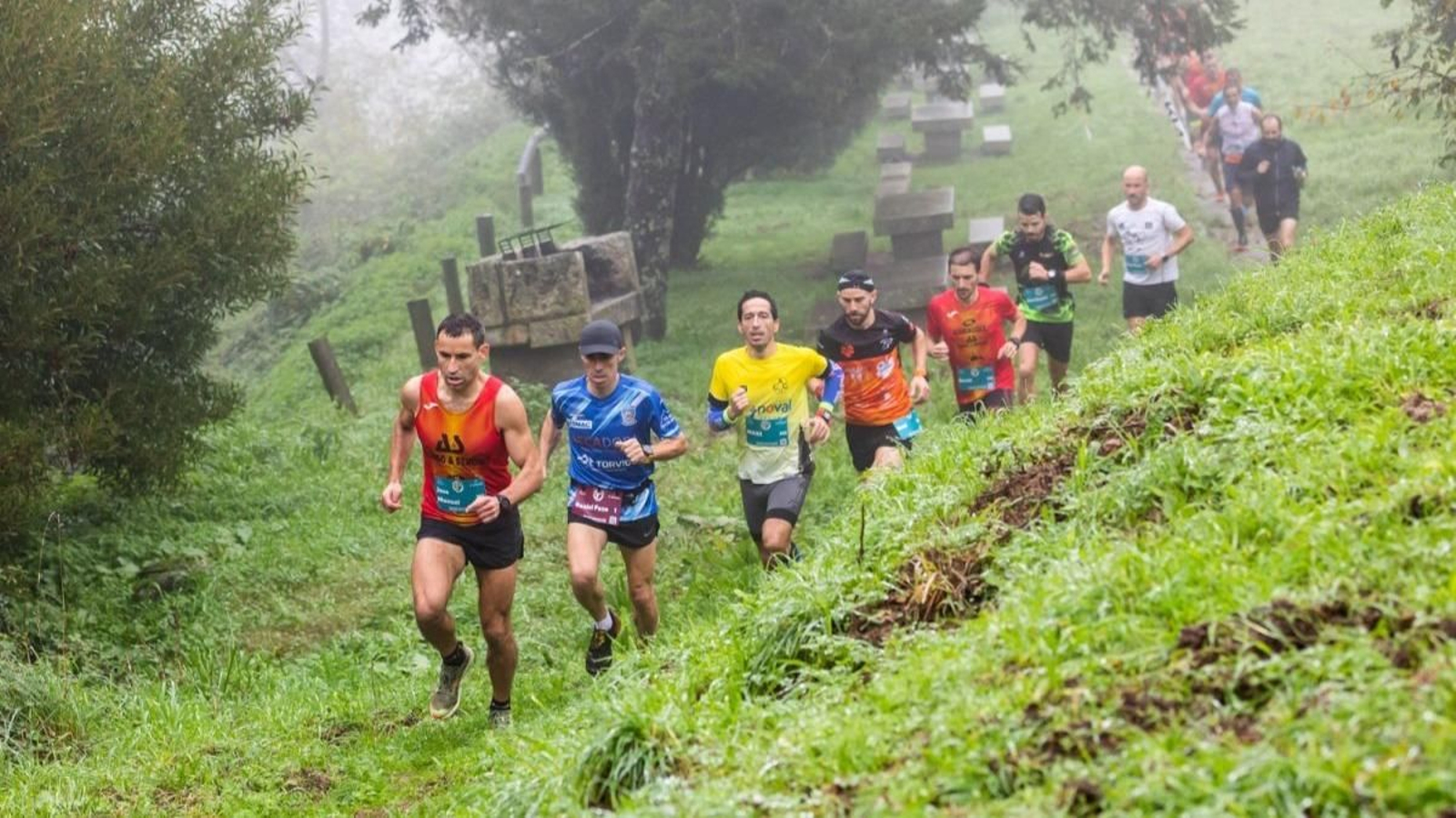 José Manuel Gil lidera la prueba en un momento del Trail do Trega con el ganador, Dani Martínez, en la cuarta posición.