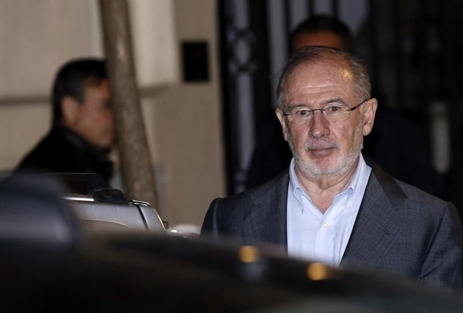 El exvicepresidente del Gobierno Rodrigo Rato abandona su despacho cuatro horas después de que comenzara el registro por parte de los agentes de la Agencia Tributaria y de Aduanas, que han sacado una veintena de cajas con documentación.