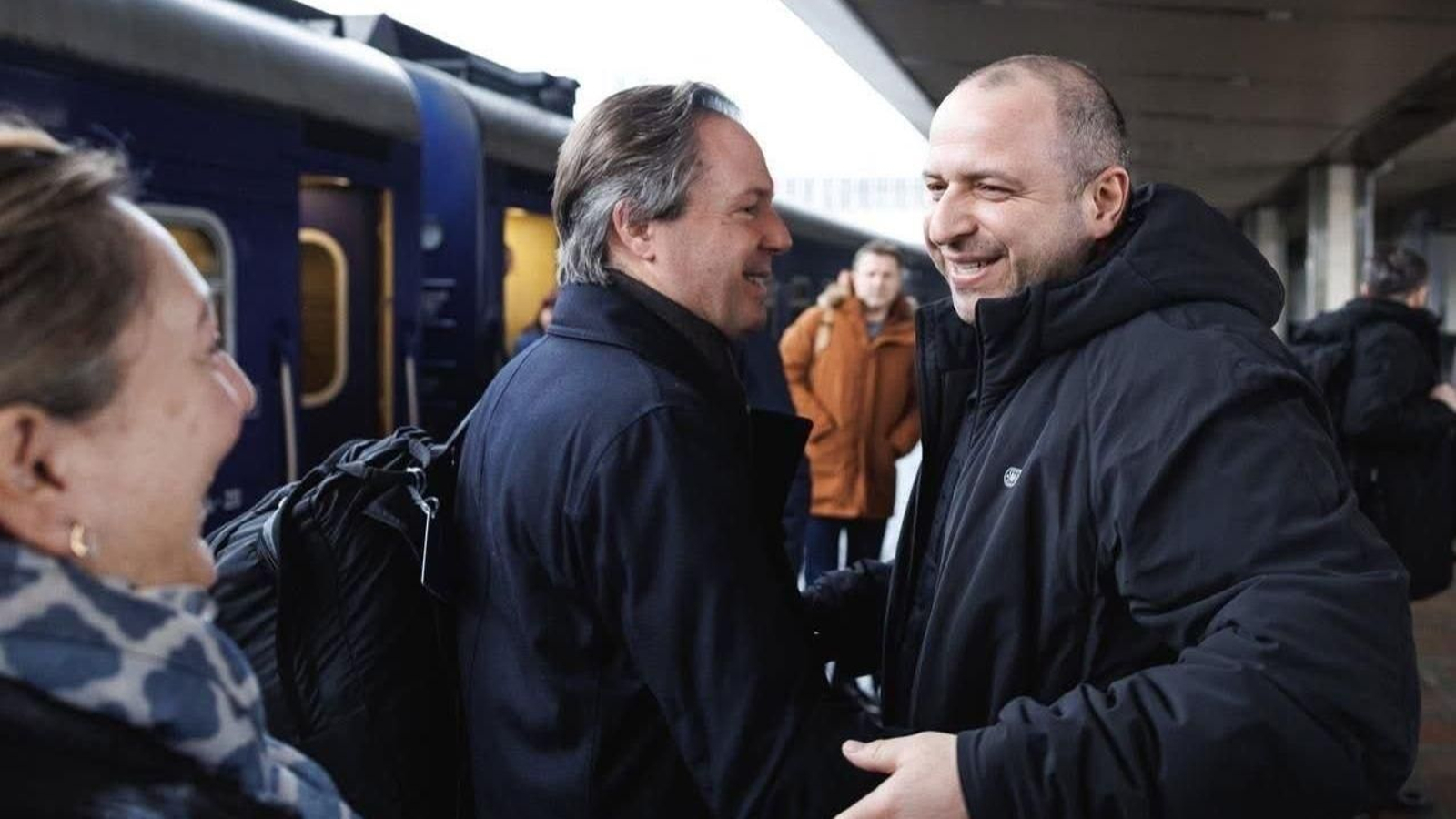 El jefe negociador ucraniano, Rustem Umerov, recibe a los asesores de seguridad internacionales en Kiev.