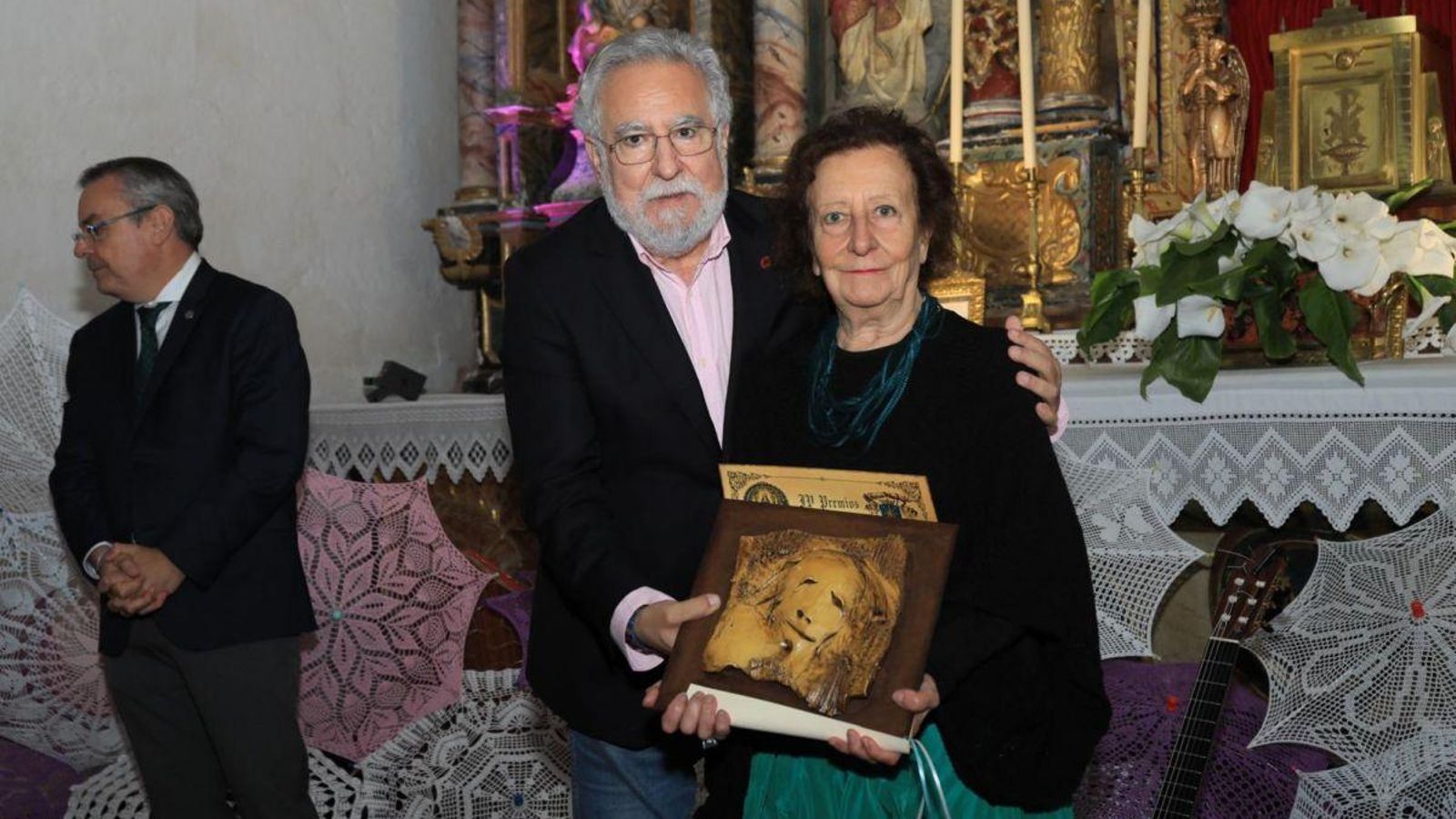 Miguel Santalices fai entrega do galardón a Maribel Outeiriño.