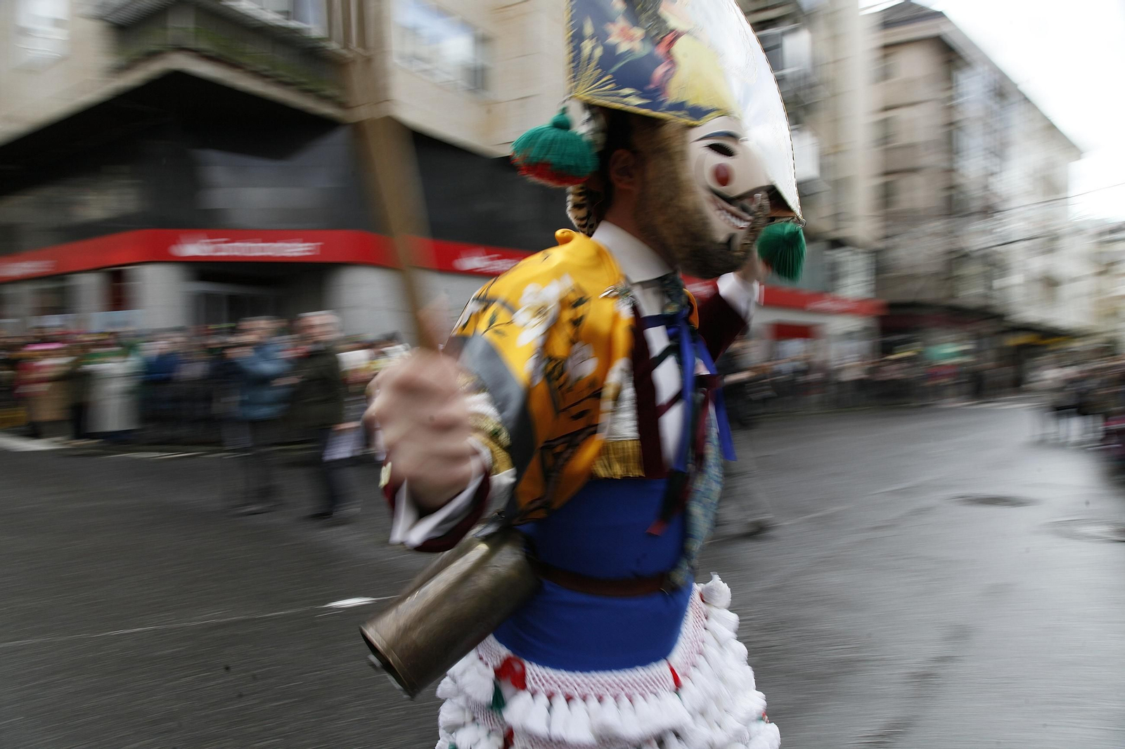 Galería | Música, color y tradición con las llegada de los Cigarróns a Verín durante el Domingo de Corredoiro
