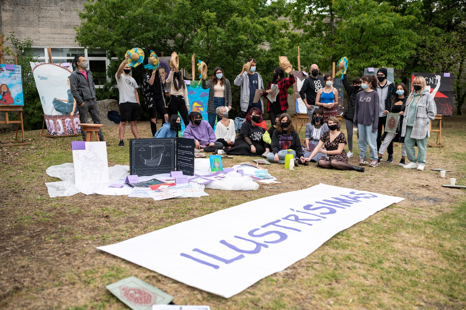 Actividade artística dos alumnos e alumnas de artes no exterior do instituto.