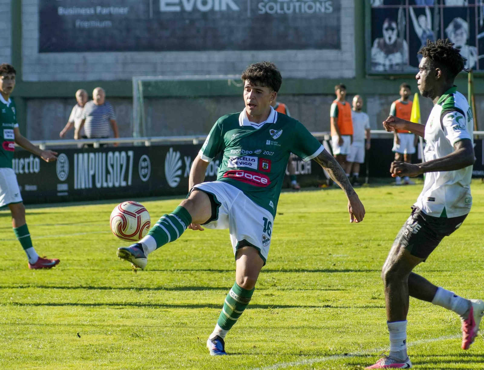 David Fernández controla un balón en el duelo con el Rayo Cantabria.