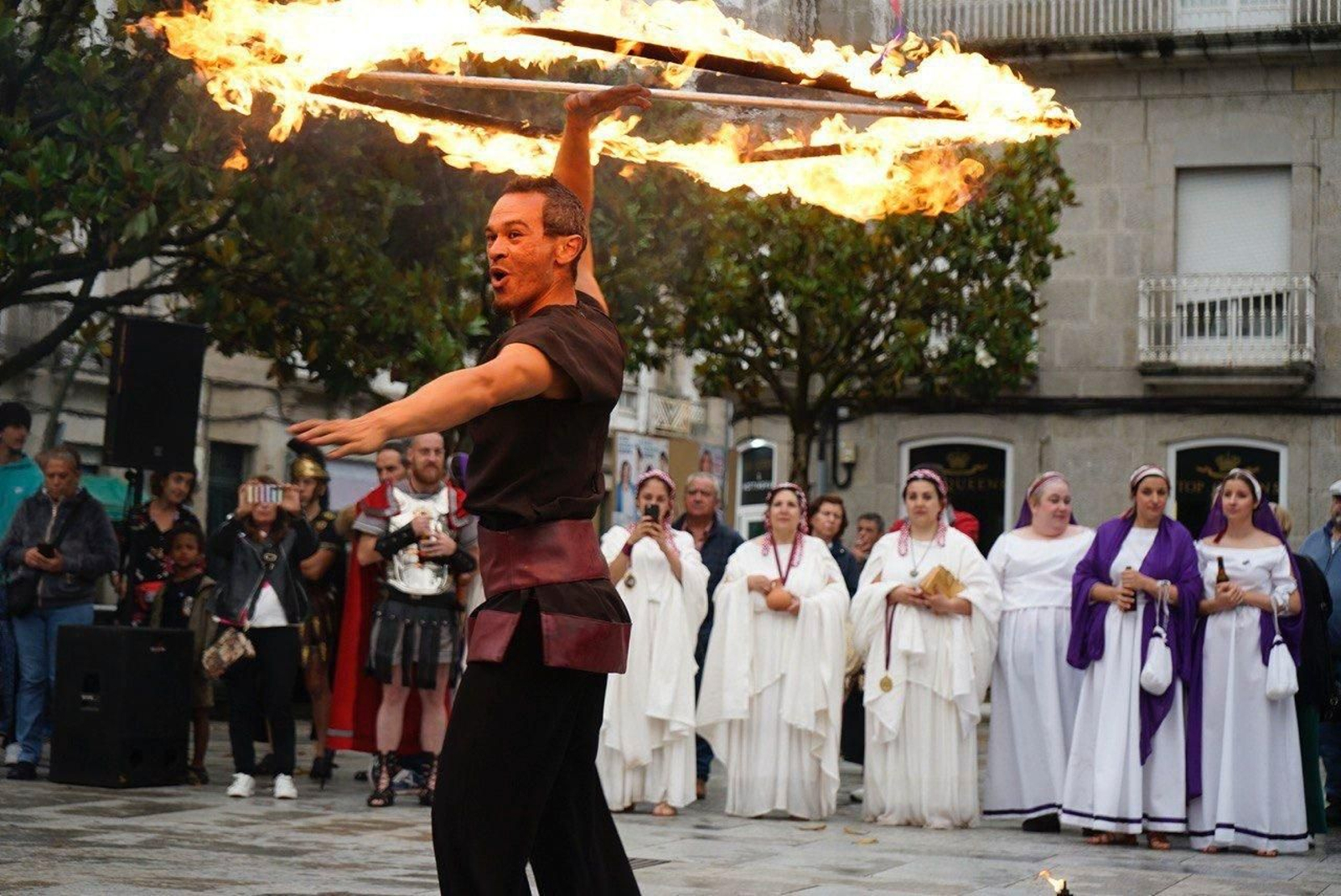 Espectáculo “Magna Vestae”, con juegos con el fuego, en la primera edición de “Vestalias” de Xinzo de Limia (Fotos: Marcos Atrio).