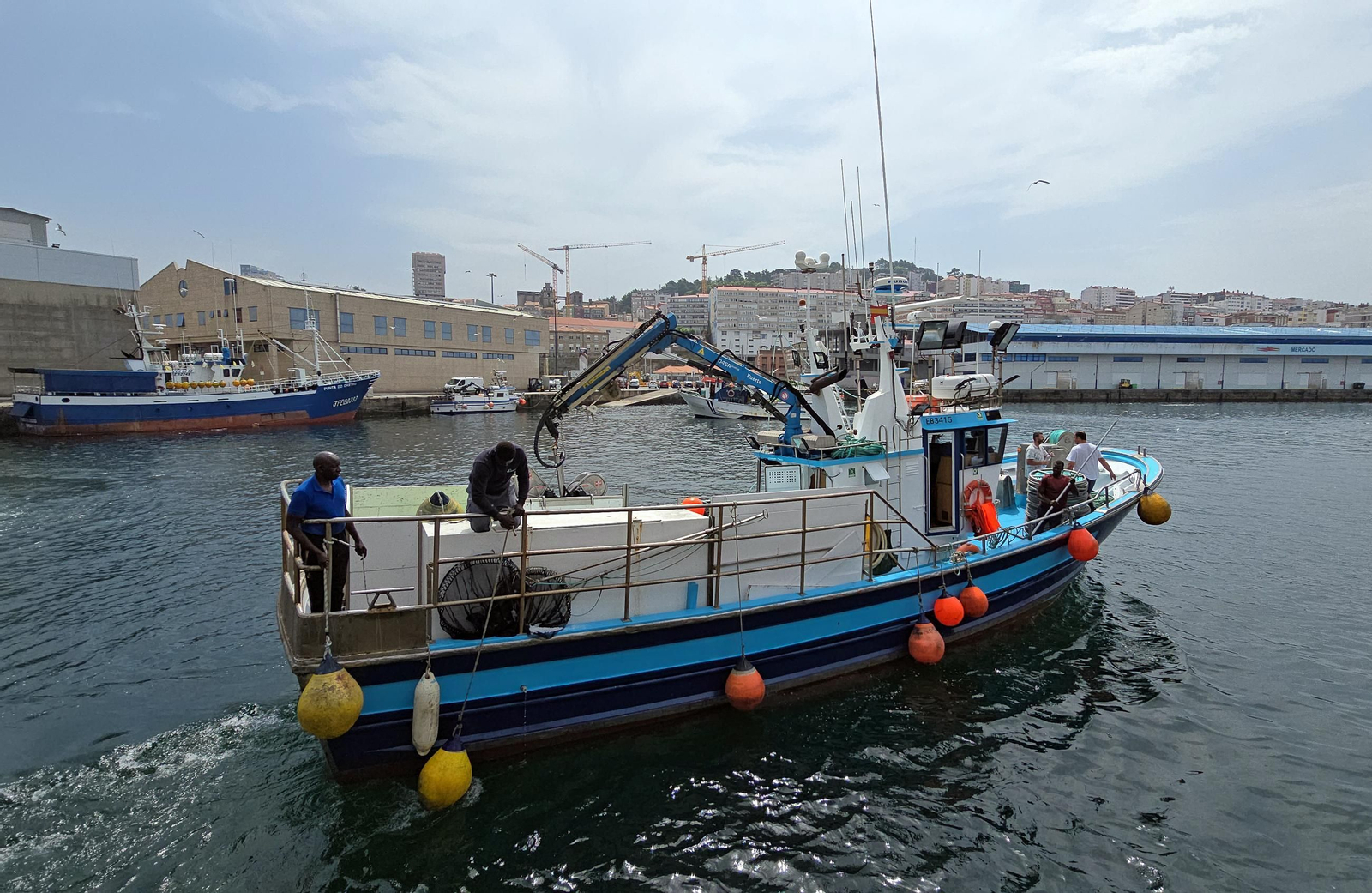 Un cerquero con varios marineros africanos embarcados en O Berbés.