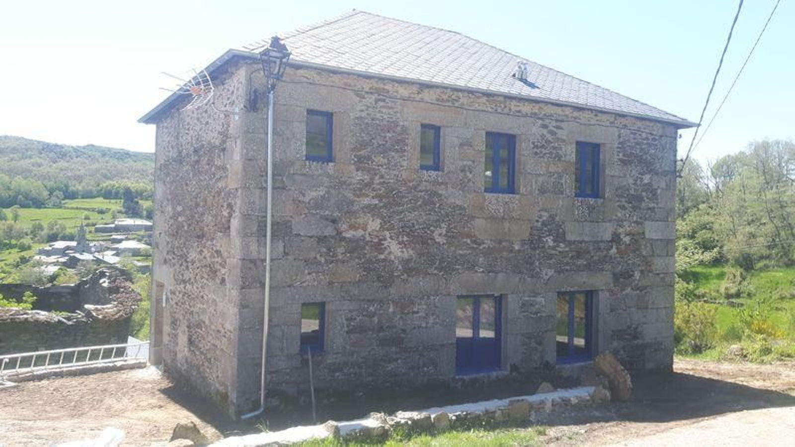 Antigua casa escuela de Valdín, restaurada por el Concello.