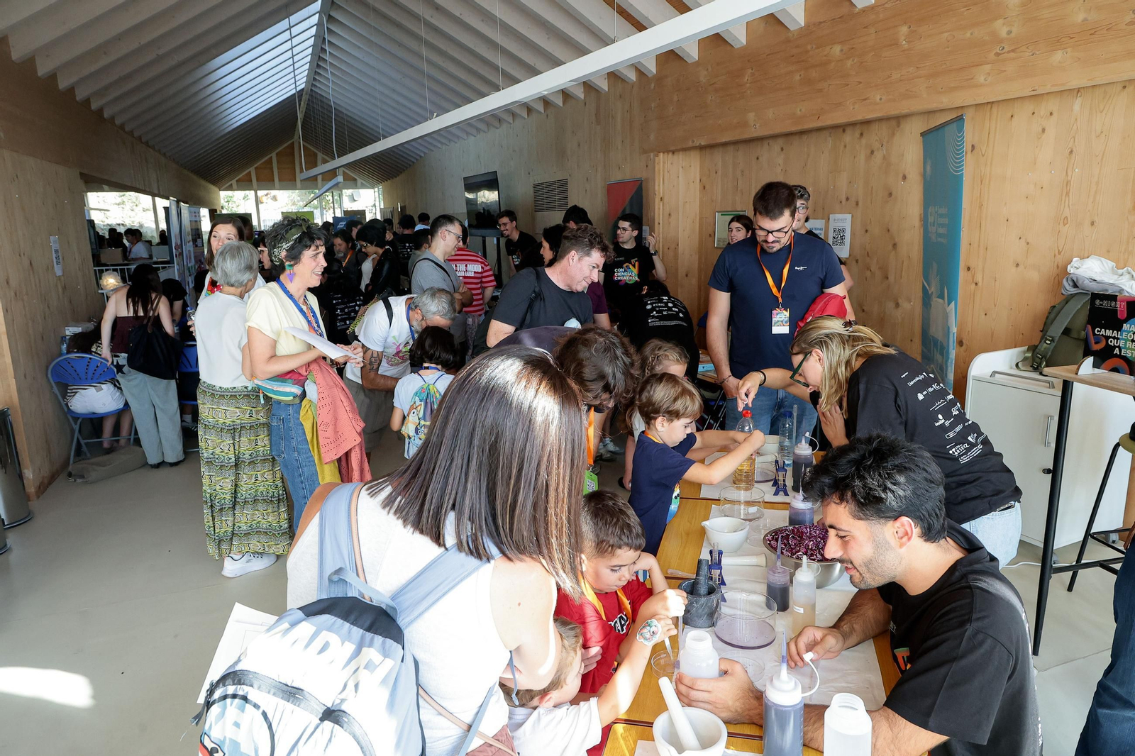 Galería | La feria G-Night toma el edificio Redeiras y el Berbés con sus talleres científicos