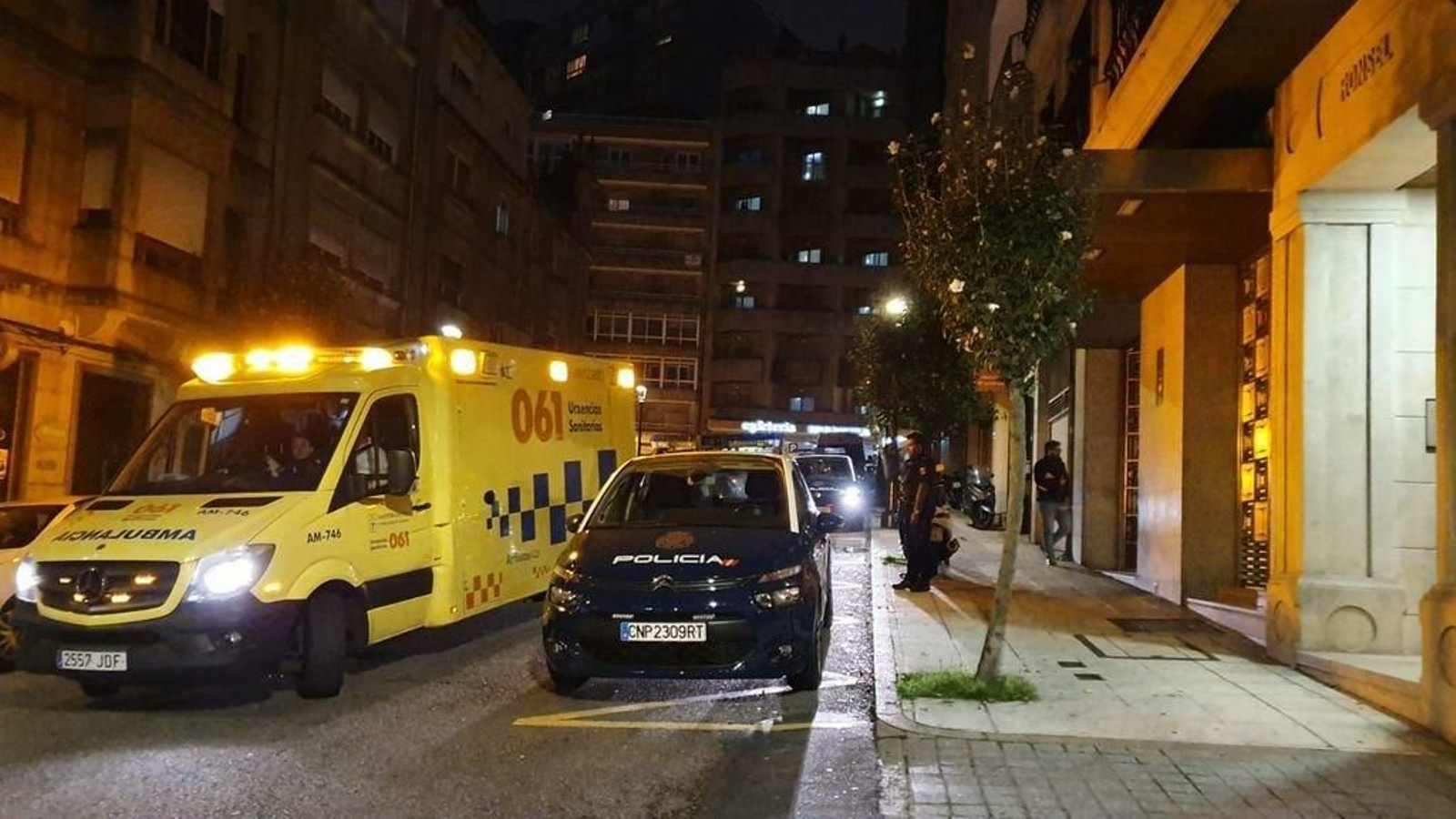 Ambulancia y policías, ayer a la entrada del inmueble de la calle Ecuador.