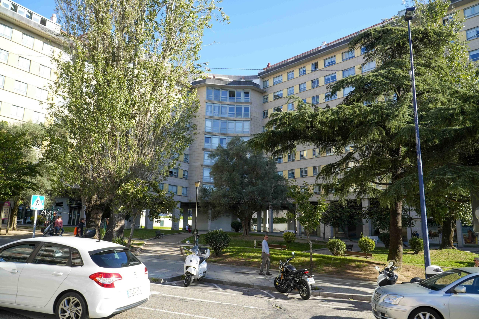 La plaza situada frente al edificio, sin acceso para vehículos de emergencias.