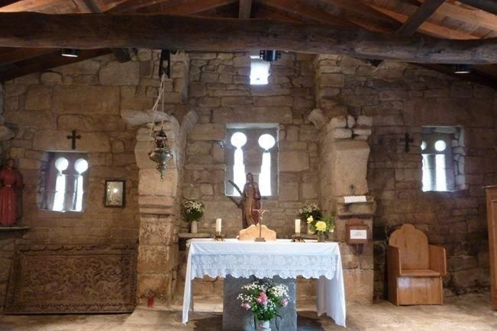 Interior do templo prerrománico de Santa Eufemia de Ambía.