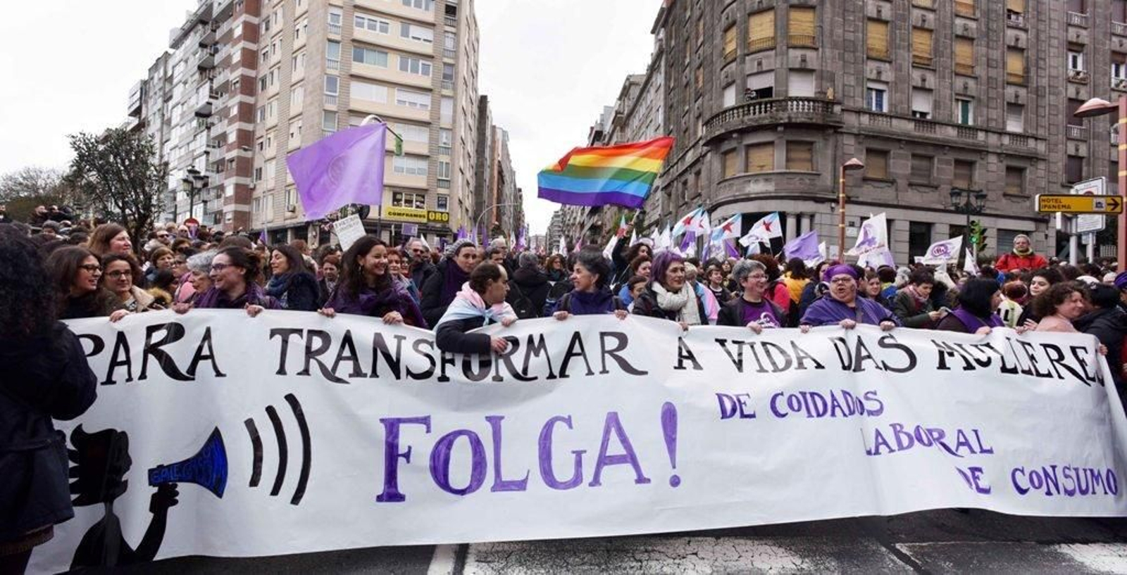 La marcha feminista recorre las calles de Vigo 06