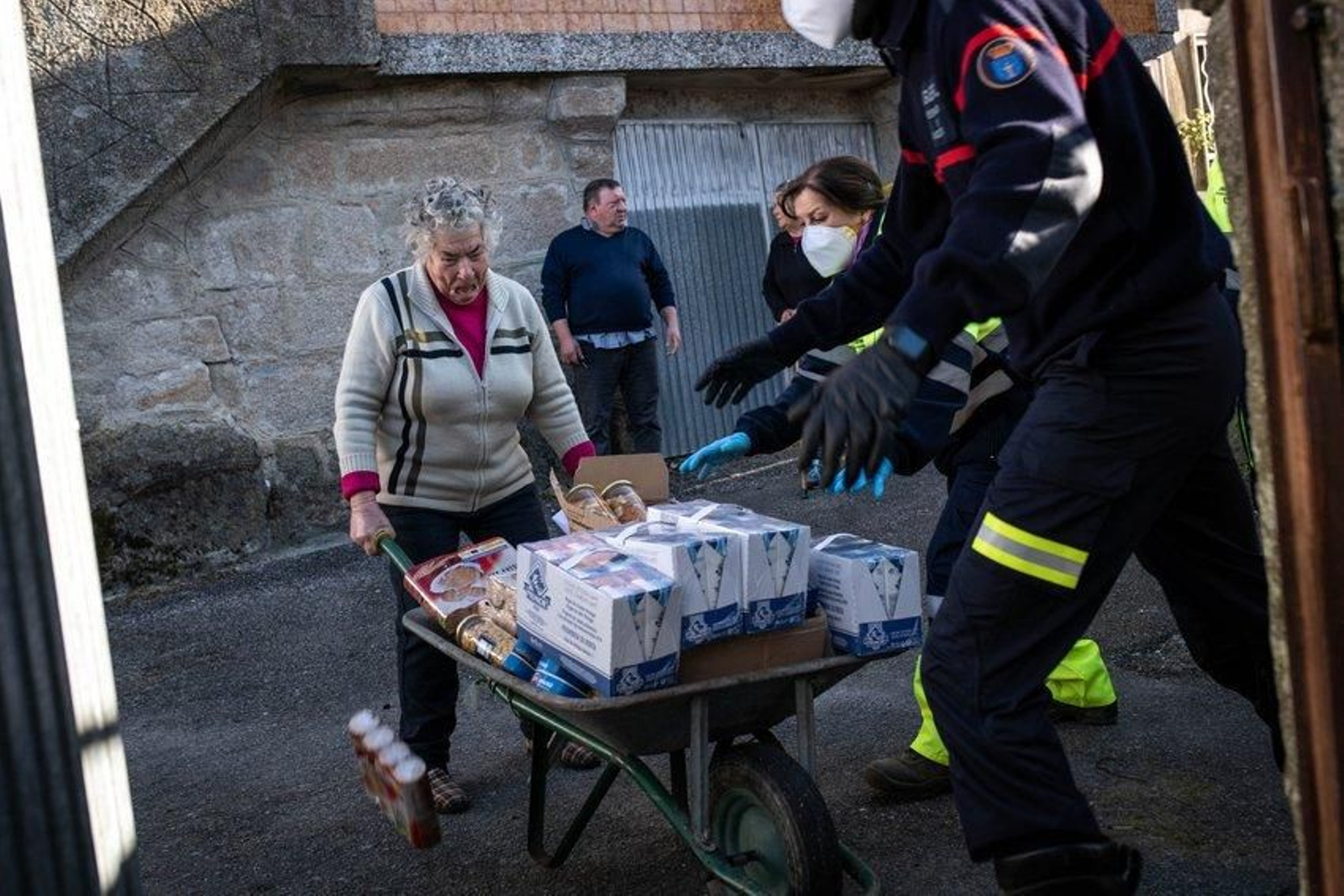 Reparto de comida a los domicilios de varias personas mayores durante el estado de alarma.  Foto: Óscar Pinal