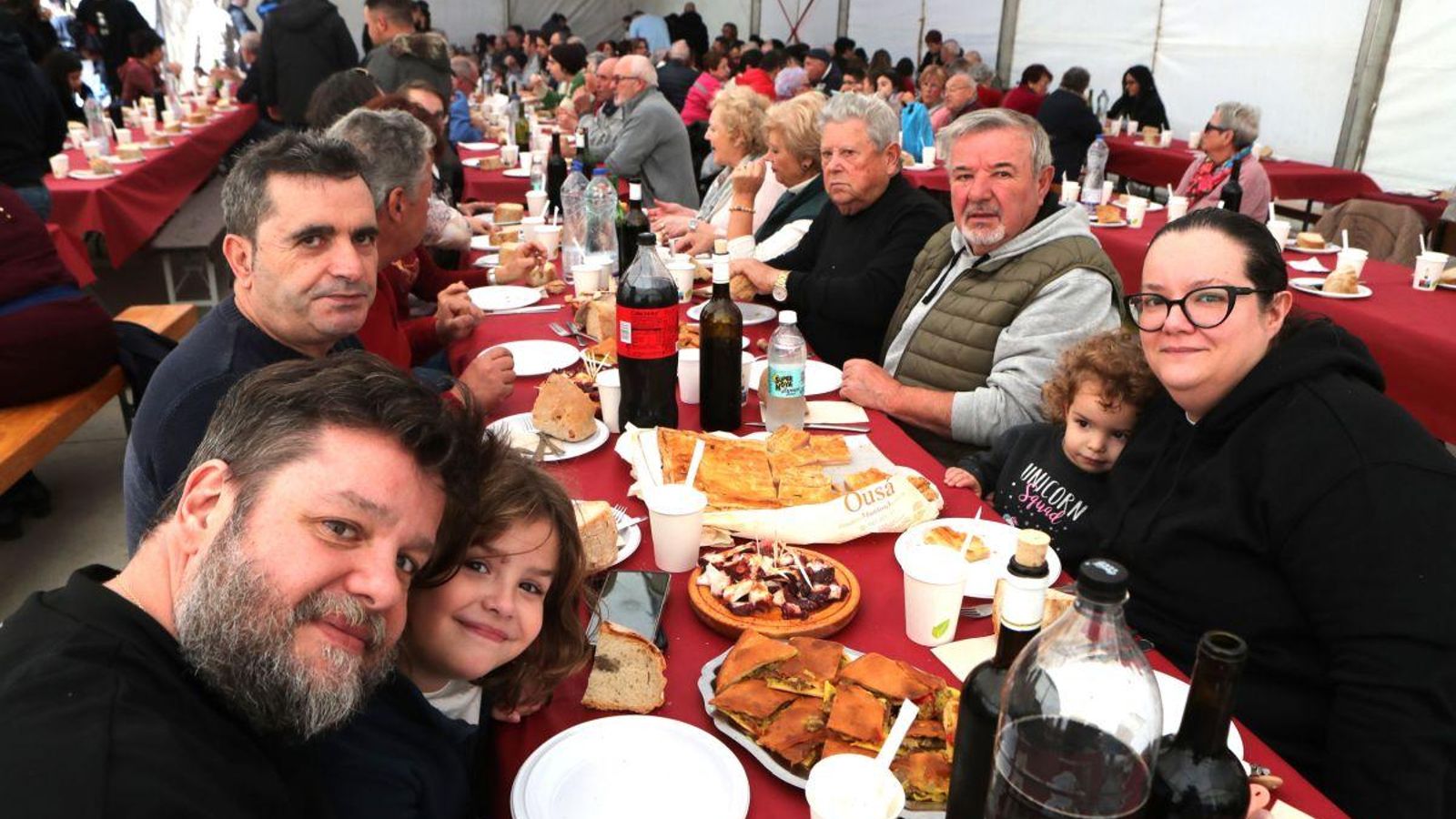 Cerca de 500 comensales se reunieron en la carpa de Castro de Beiro.