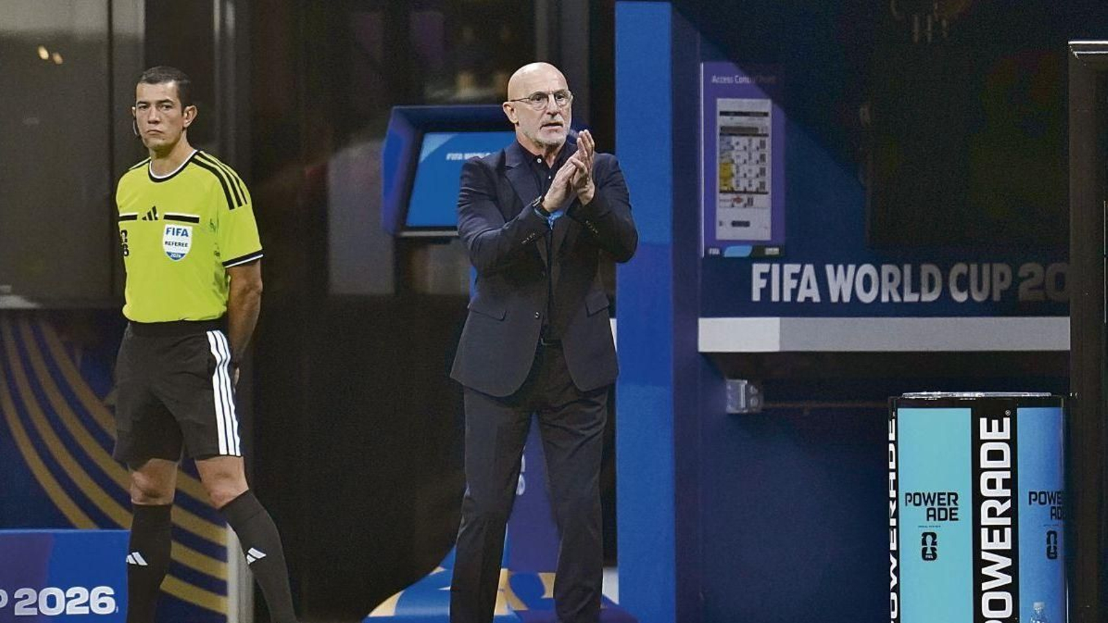 El seleccionador español, Luis de la Fuente, aplaude a sus futbolistas durante el partido.
